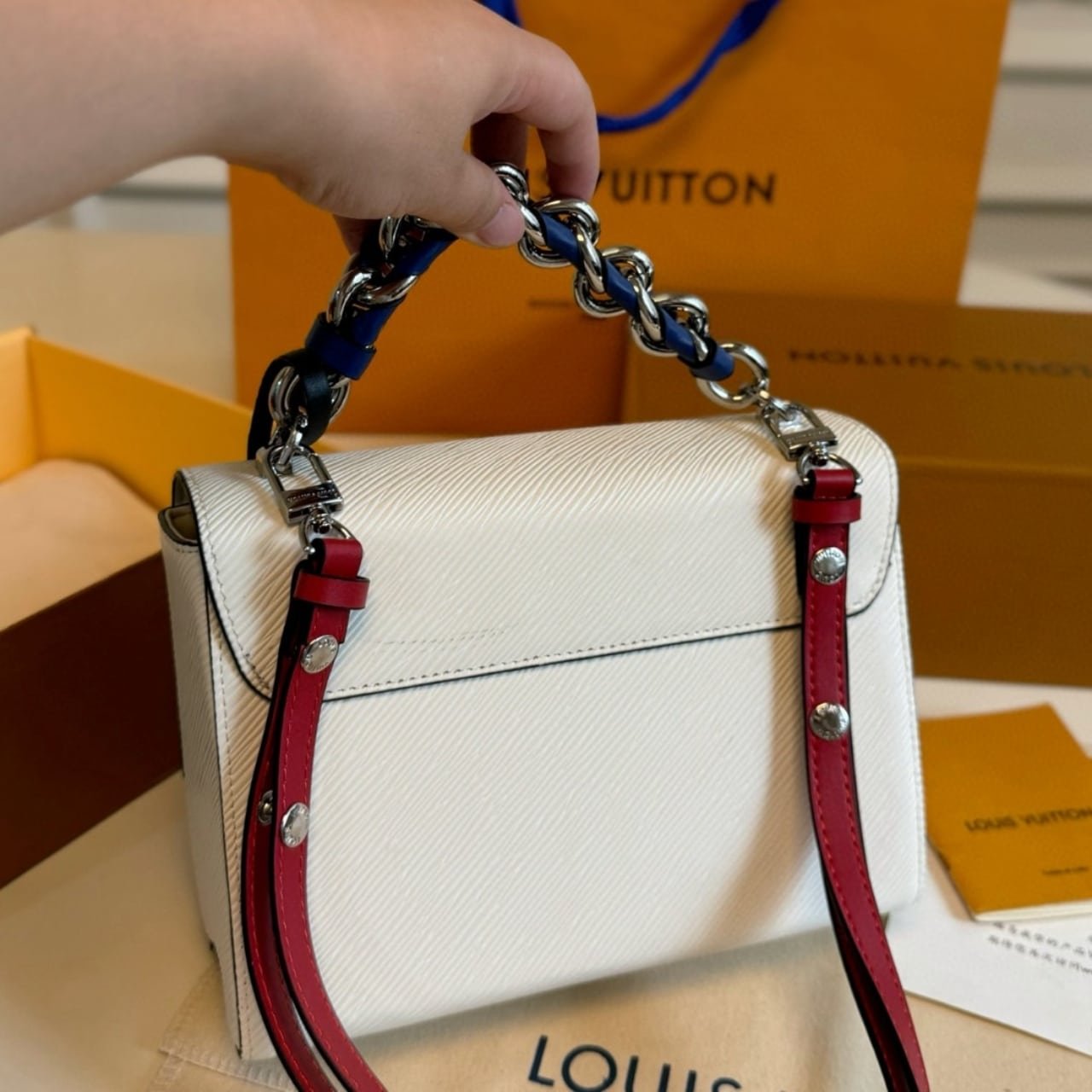 L0vis Vvtt0n Twist MM Limited Edition Bag In White 23Cm