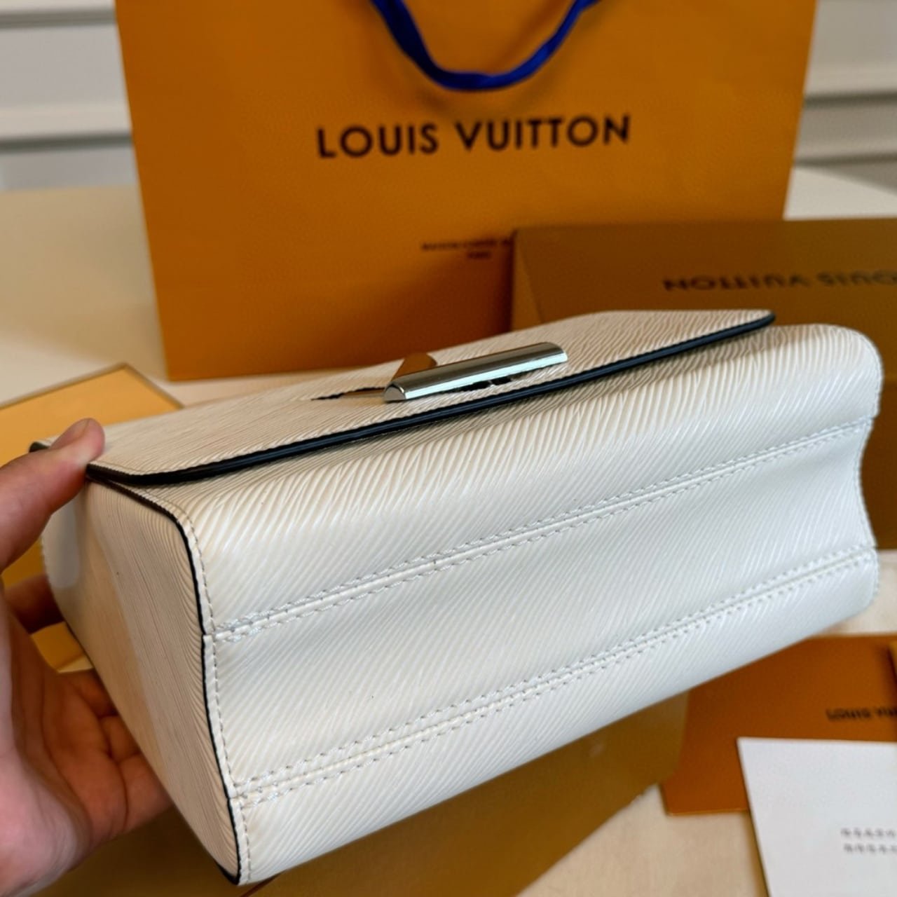 L0vis Vvtt0n Twist MM Limited Edition Bag In White 23Cm