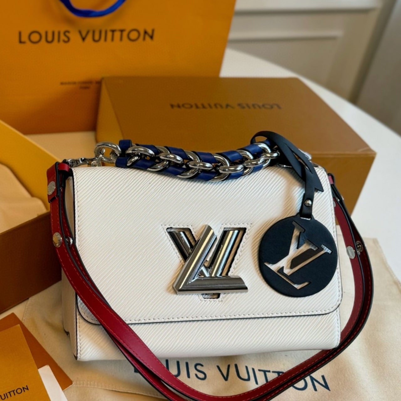 L0vis Vvtt0n Twist MM Limited Edition Bag In White 23Cm