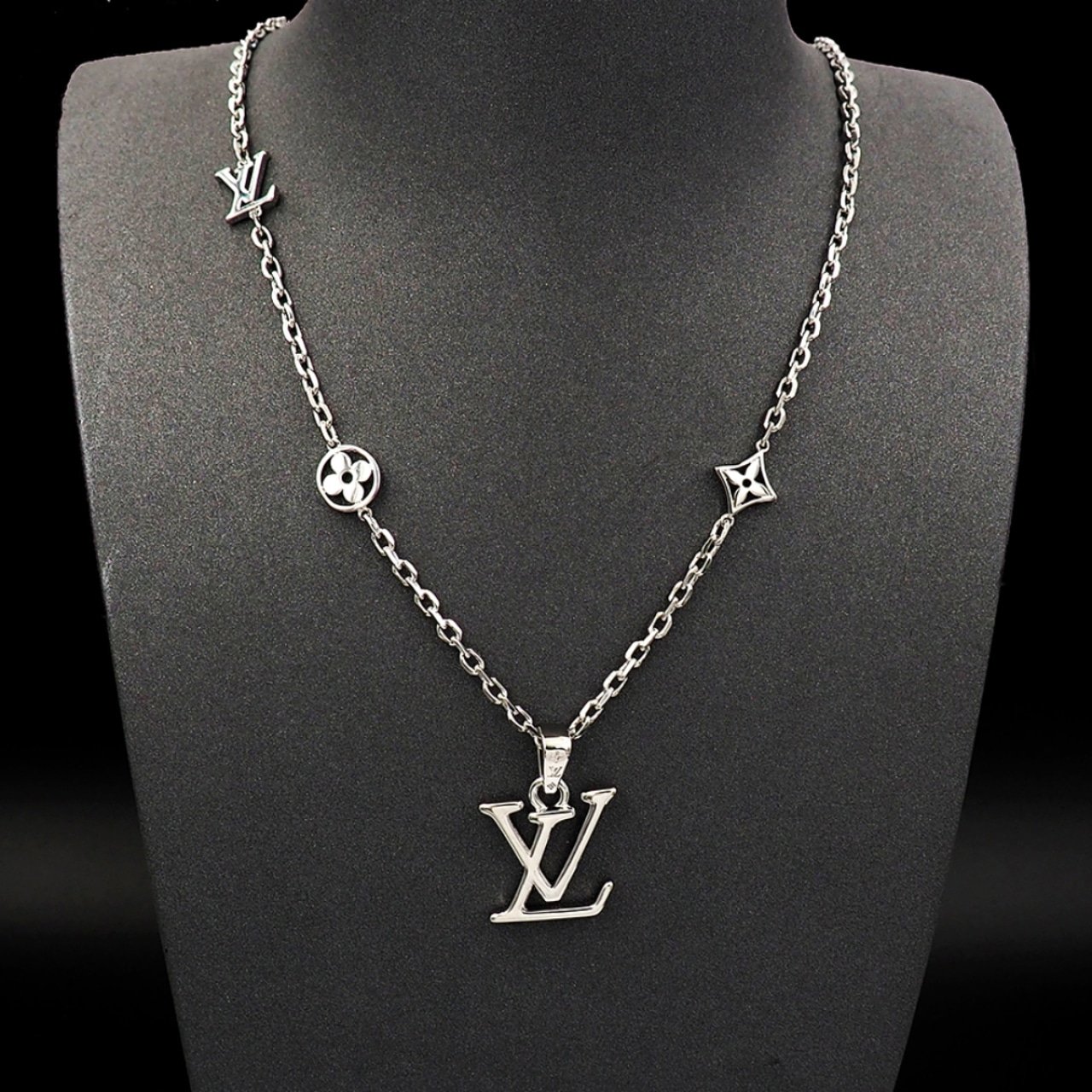 L0vis Vvtt0n Dimension Necklace Pendant Silver M02747