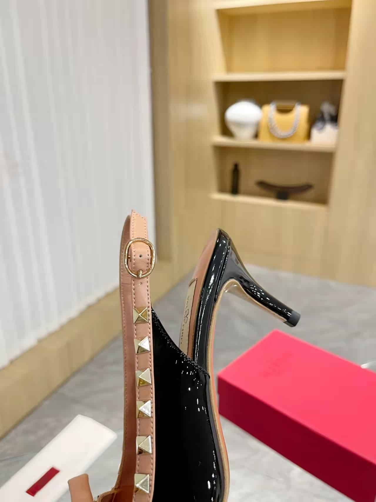 Va1e*ntin0 Rockstud Bow Slingback Pump In Patent Leather With Matching Studs Beige And Black
