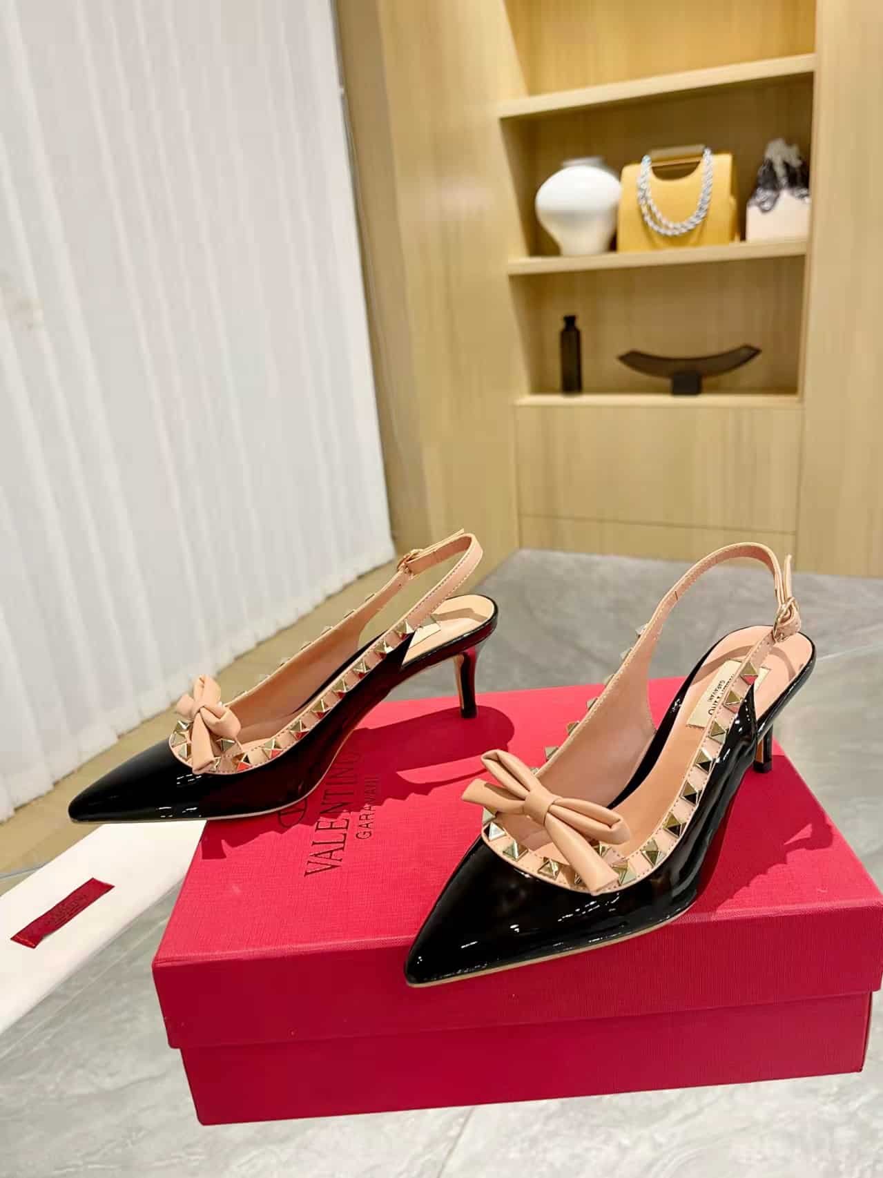 Va1e*ntin0 Rockstud Bow Slingback Pump In Patent Leather With Matching Studs Beige And Black