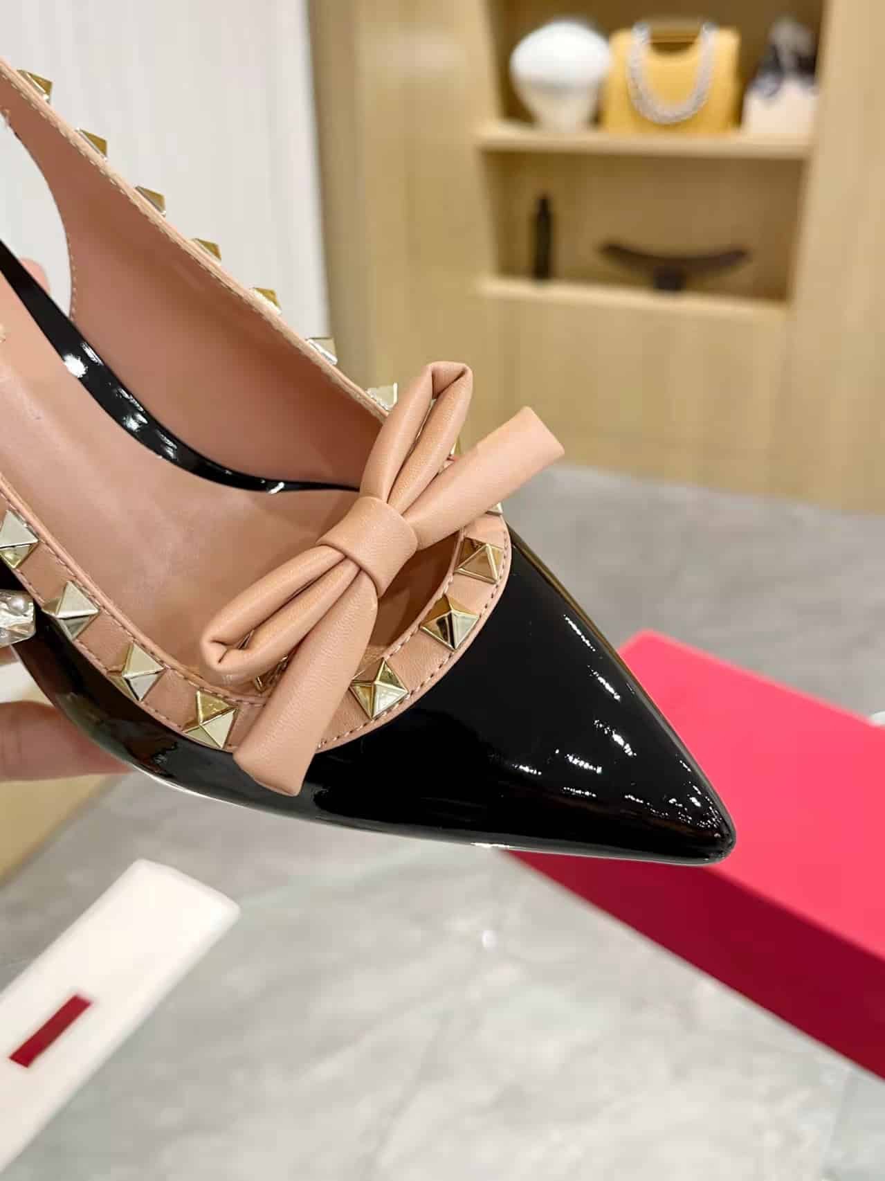 Va1e*ntin0 Rockstud Bow Slingback Pump In Patent Leather With Matching Studs Beige And Black