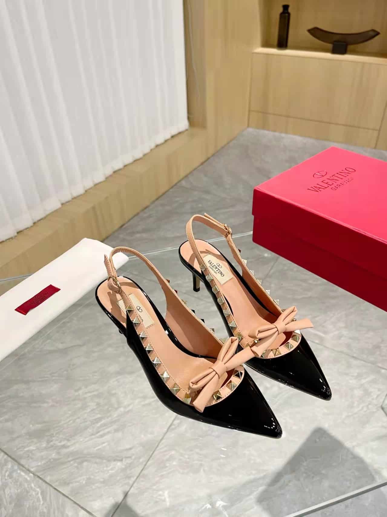 Va1e*ntin0 Rockstud Bow Slingback Pump In Patent Leather With Matching Studs Beige And Black
