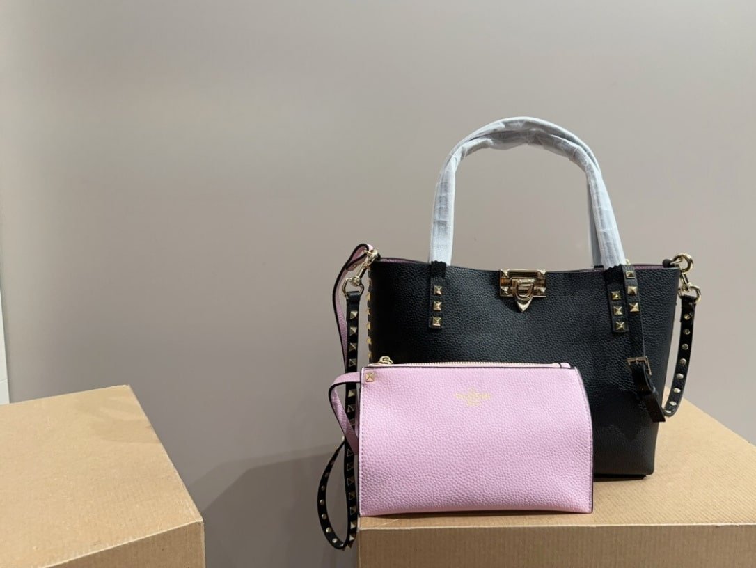 Va1e*ntin0 Garavani Rockstud Calfskin Small Tote Bag Black 26Cm