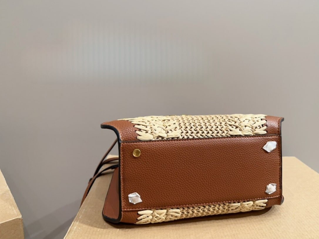 Va1e*ntin0 Garavani Vlogo Signature Handbag With Raffia Embroidery 22Cm