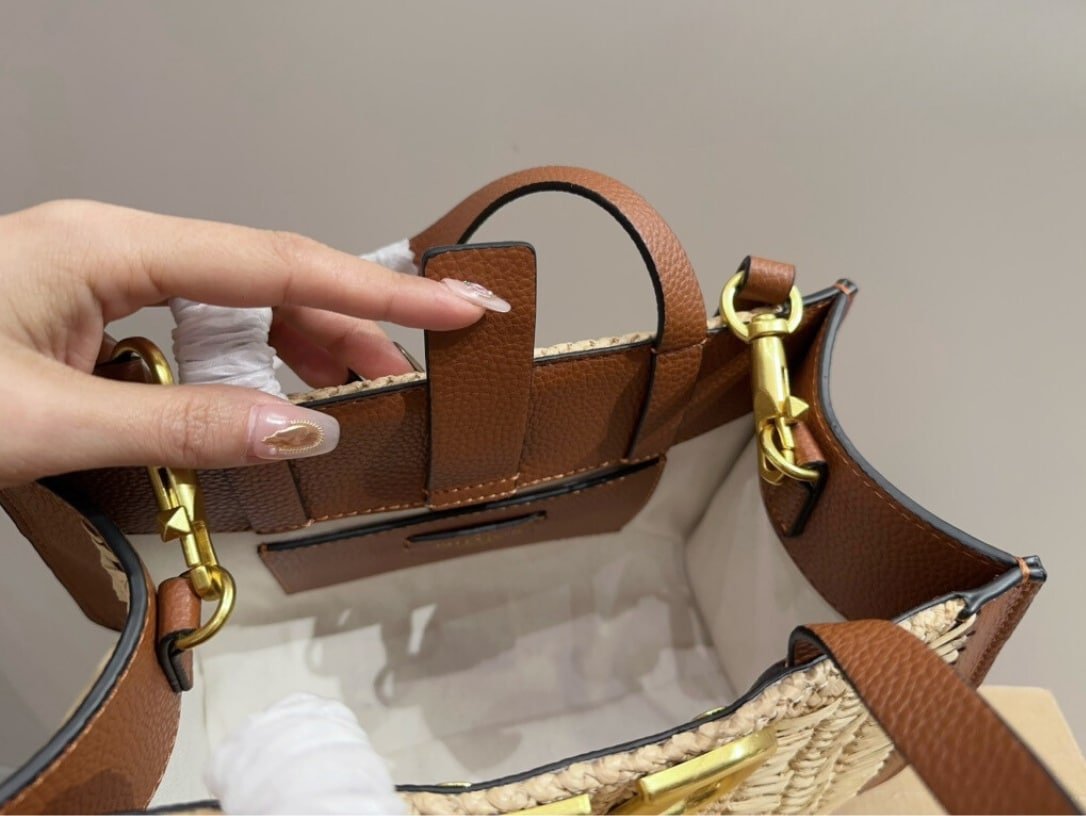 Va1e*ntin0 Garavani Vlogo Signature Handbag With Raffia Embroidery 22Cm