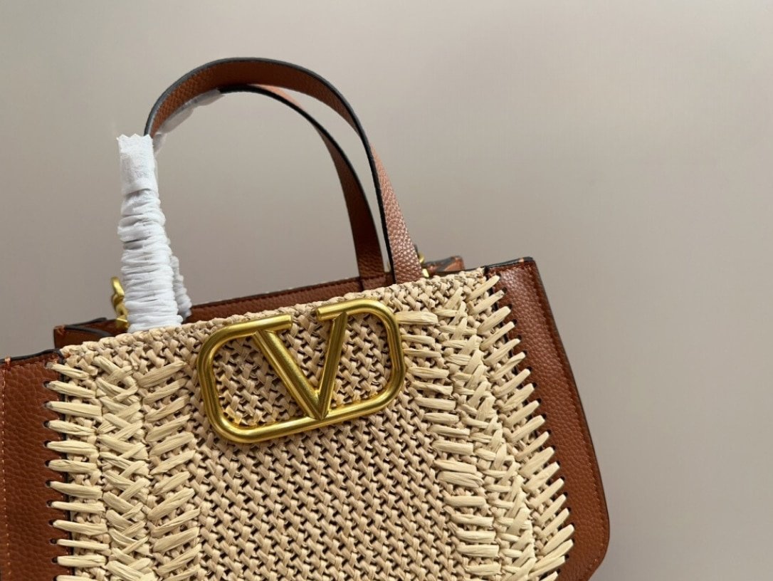Va1e*ntin0 Garavani Vlogo Signature Handbag With Raffia Embroidery 22Cm