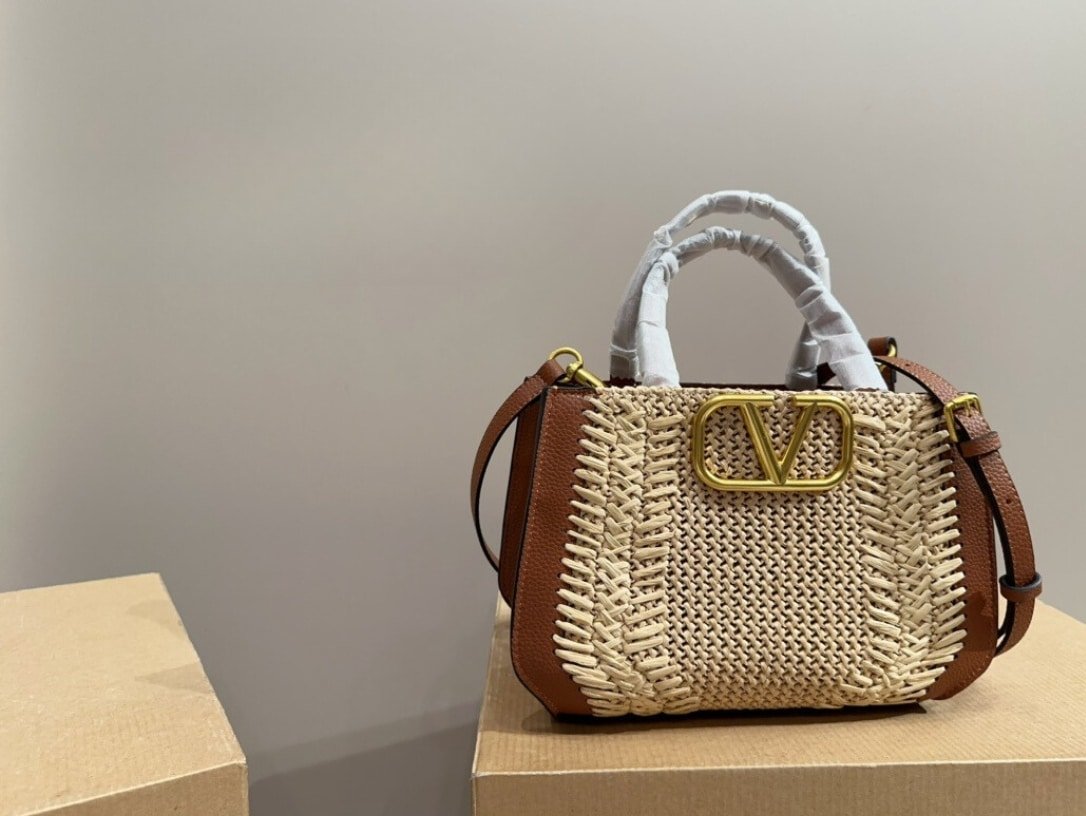 Va1e*ntin0 Garavani Vlogo Signature Handbag With Raffia Embroidery 22Cm