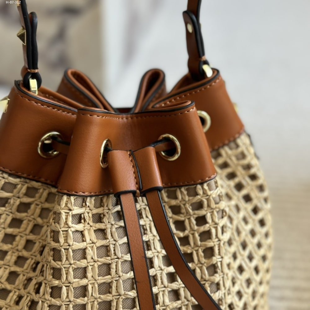 Va1e*ntin0 Rockstud Woven Bucket Bag Brown 19Cm