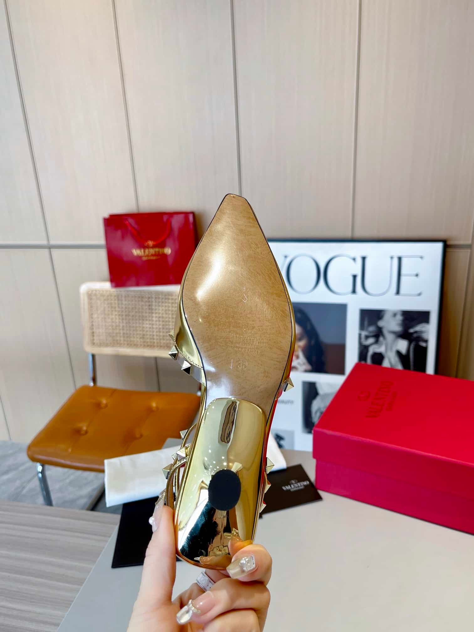 Va1e*ntin0 Garavani Rockstud Couture Pumps Gold