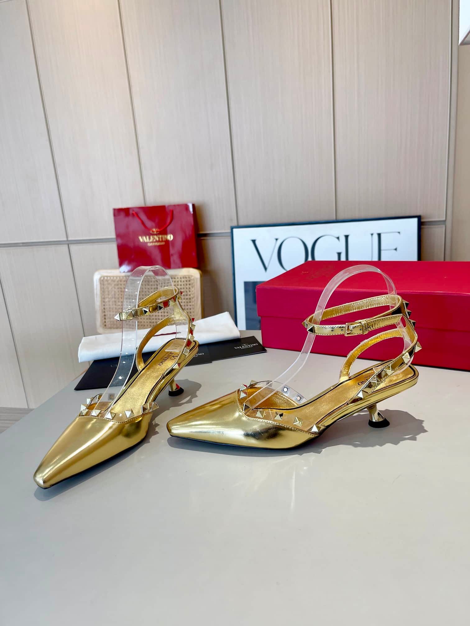 Va1e*ntin0 Garavani Rockstud Couture Pumps Gold