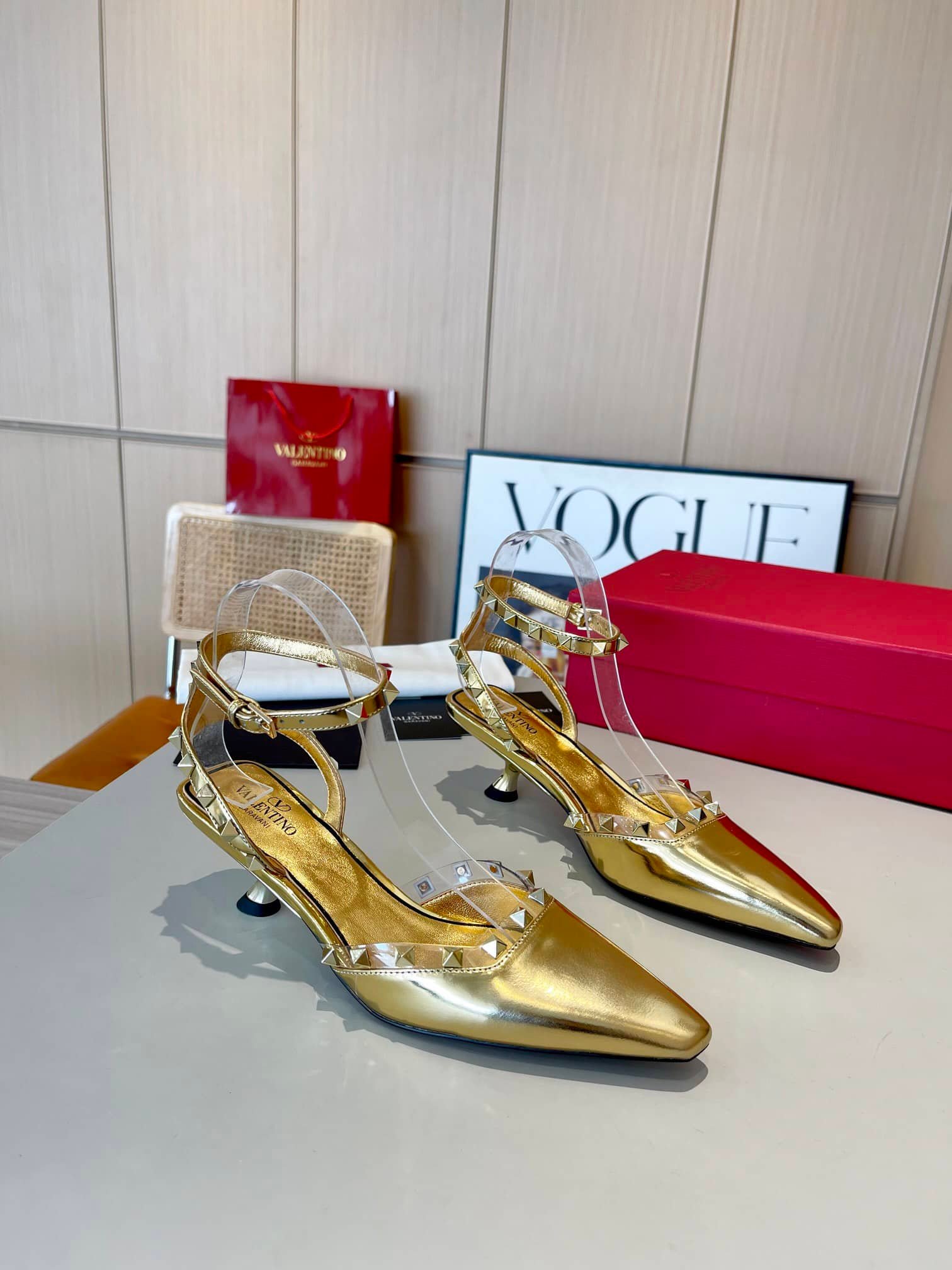 Va1e*ntin0 Garavani Rockstud Couture Pumps Gold