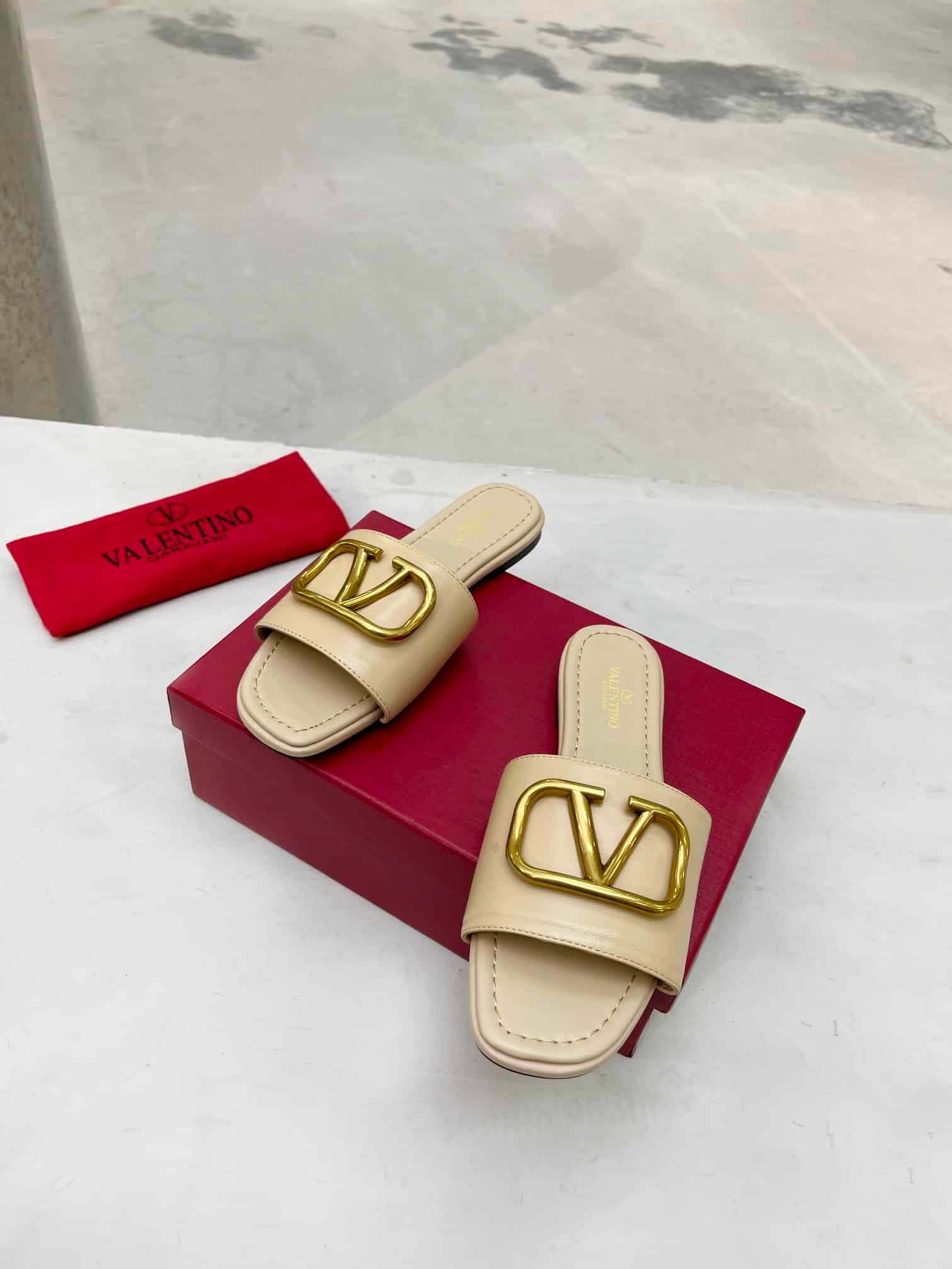 Va1e*ntin0 Garavani Vlogo Signature Slide Sandal Beige