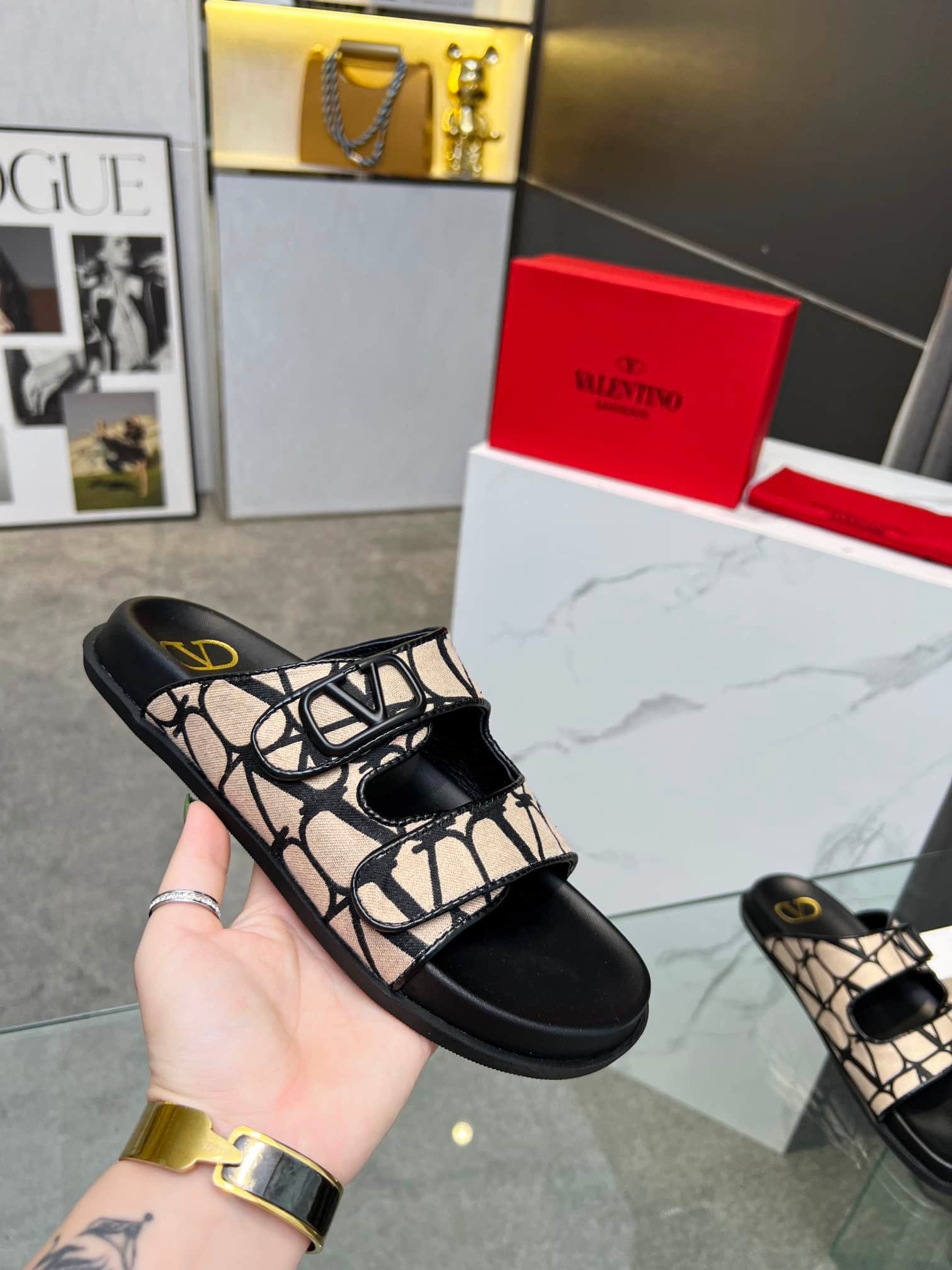 Va1e*ntin0 Garavani Vlogo Toile Iconographe Sandal Black Beige