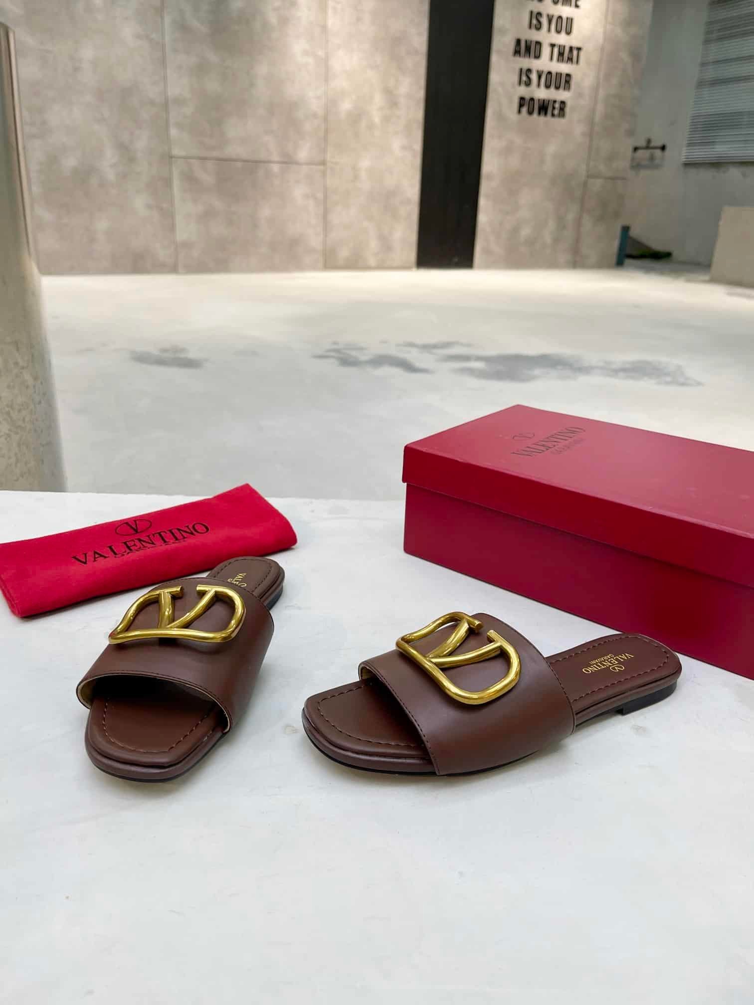 Va1e*ntin0 Garavani Vlogo Signature Slide Sandal Brown