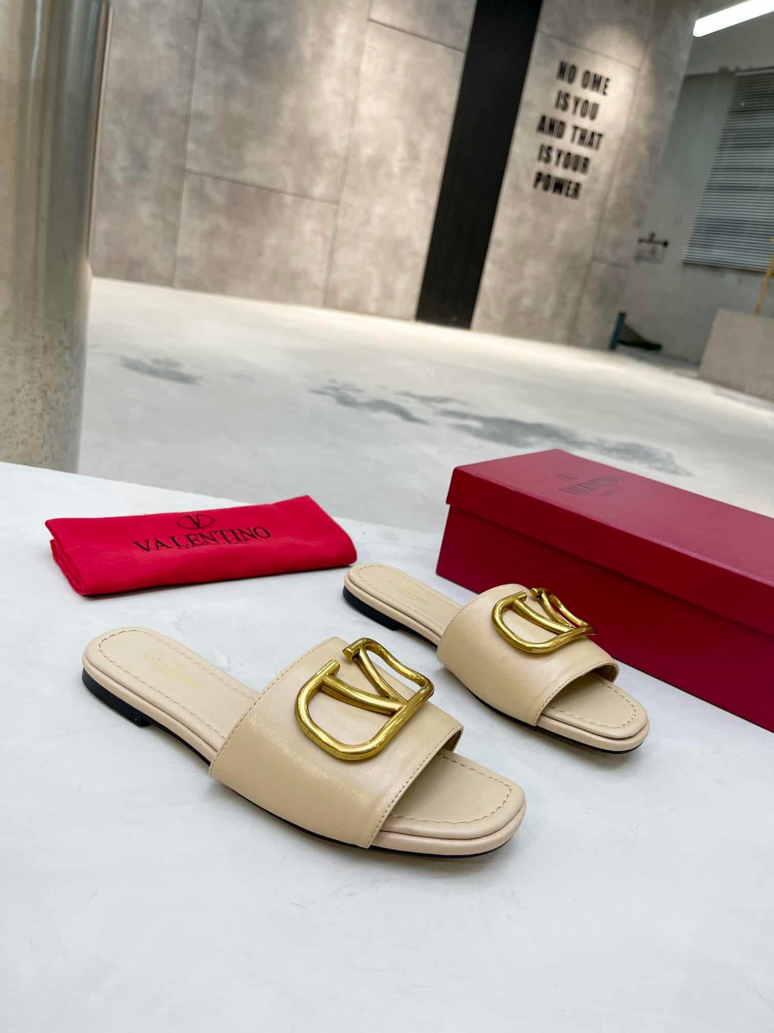 Va1e*ntin0 Garavani Vlogo Signature Slide Sandal Beige