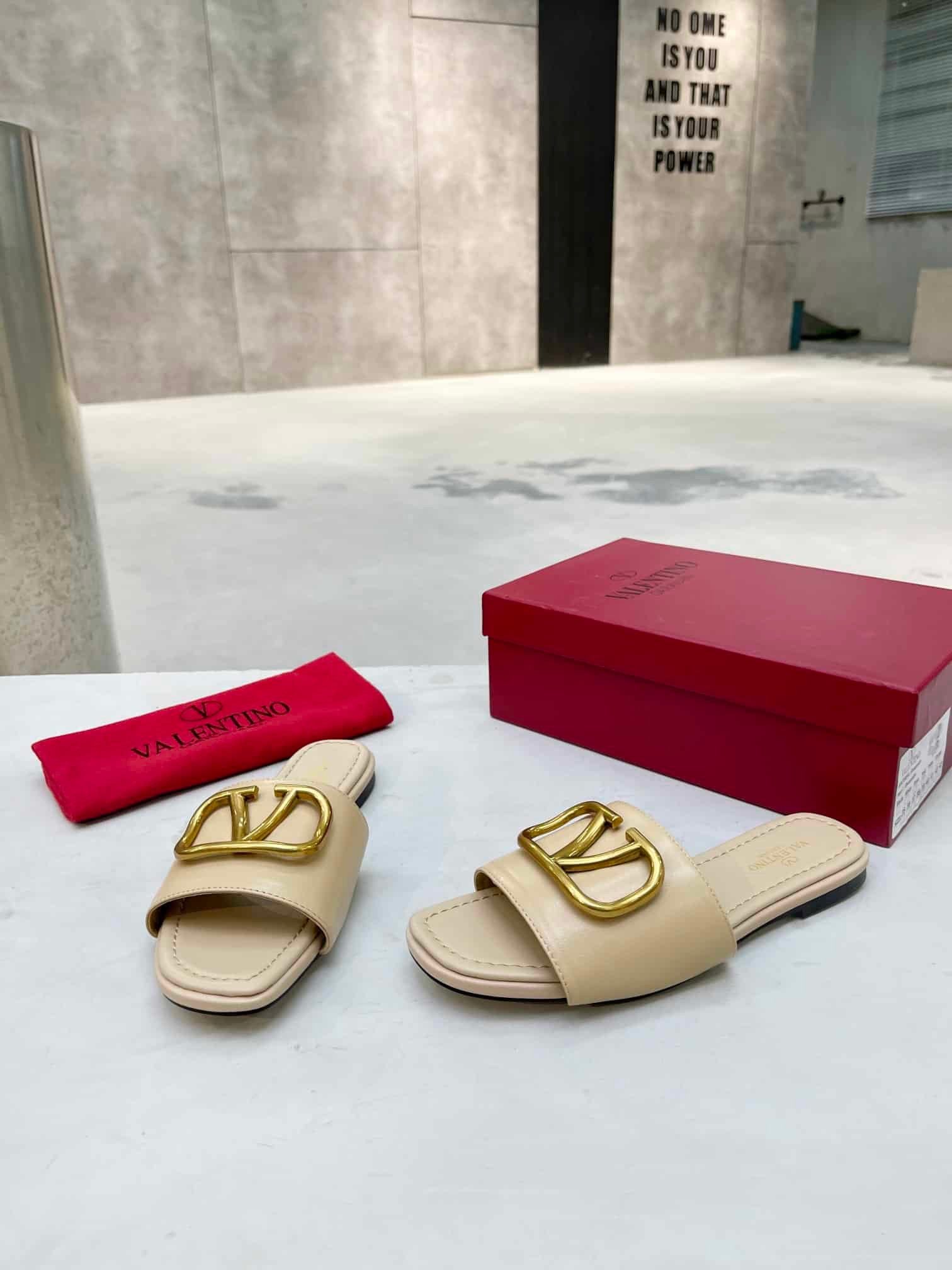 Va1e*ntin0 Garavani Vlogo Signature Slide Sandal Beige