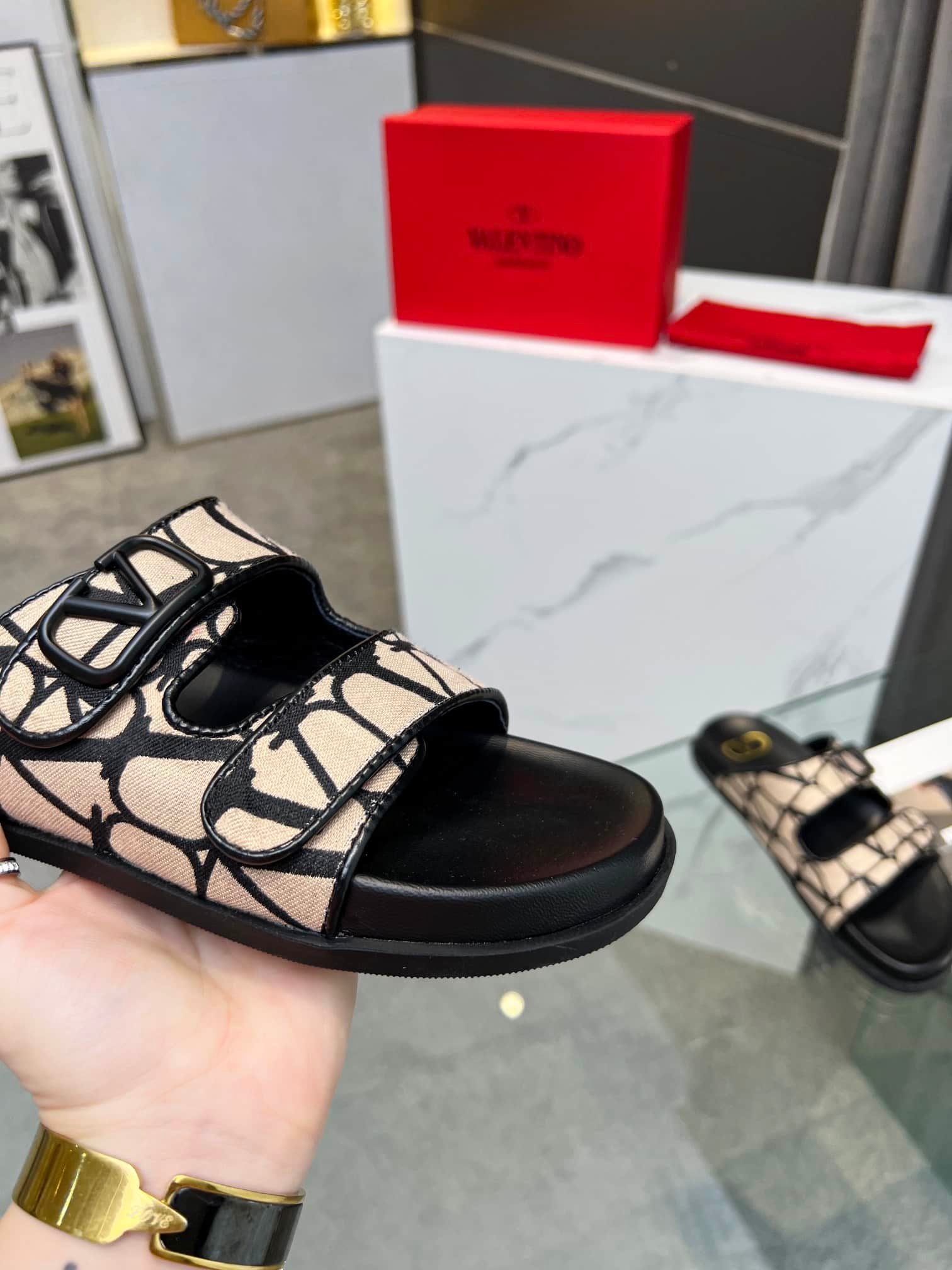 Va1e*ntin0 Garavani Vlogo Toile Iconographe Sandal Black Beige
