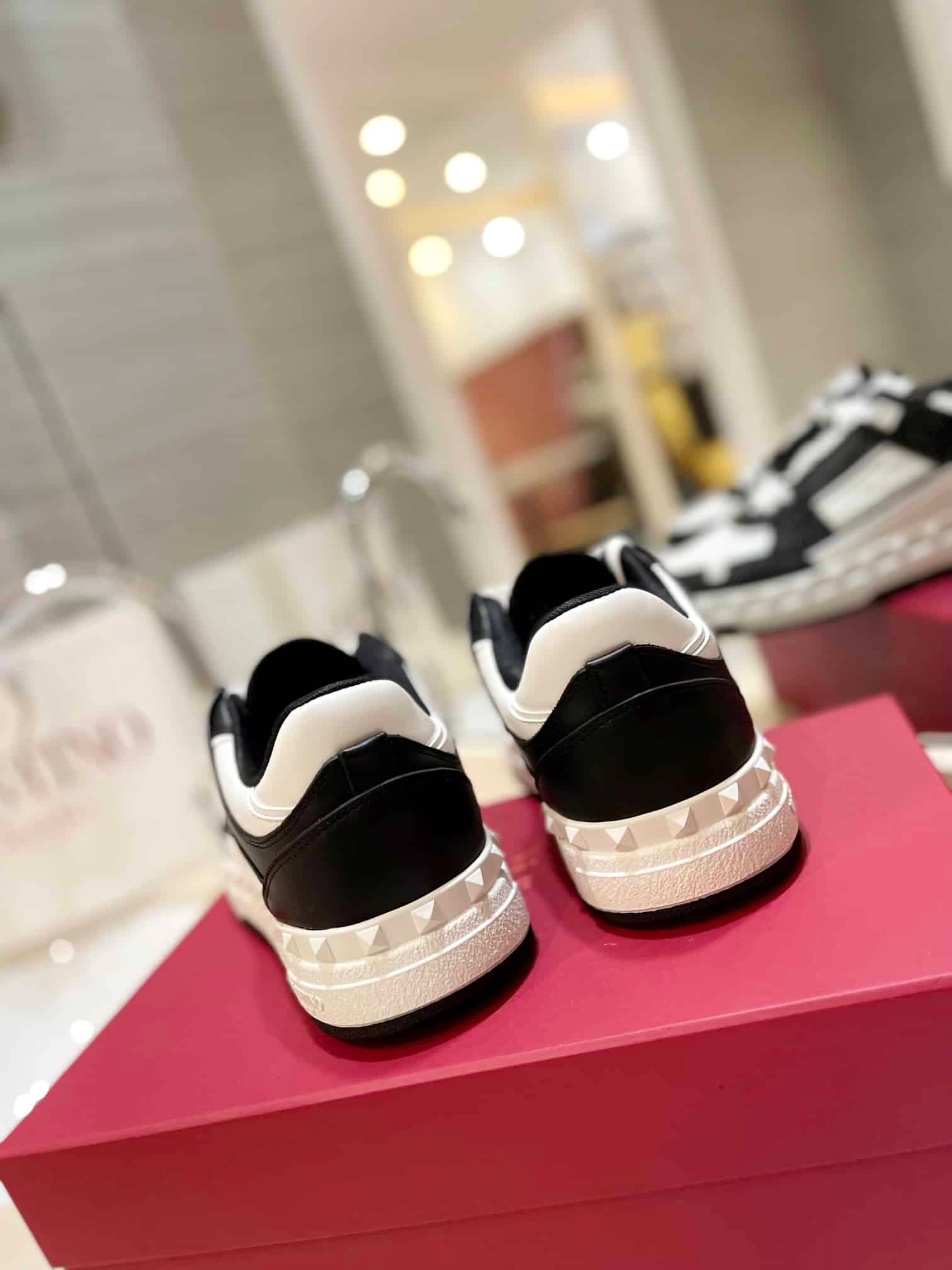 Va1e*ntin0 Garavani Freedots Low Top Sneaker In Calfskin Black 4Y2S0H43Rdg 0Ni