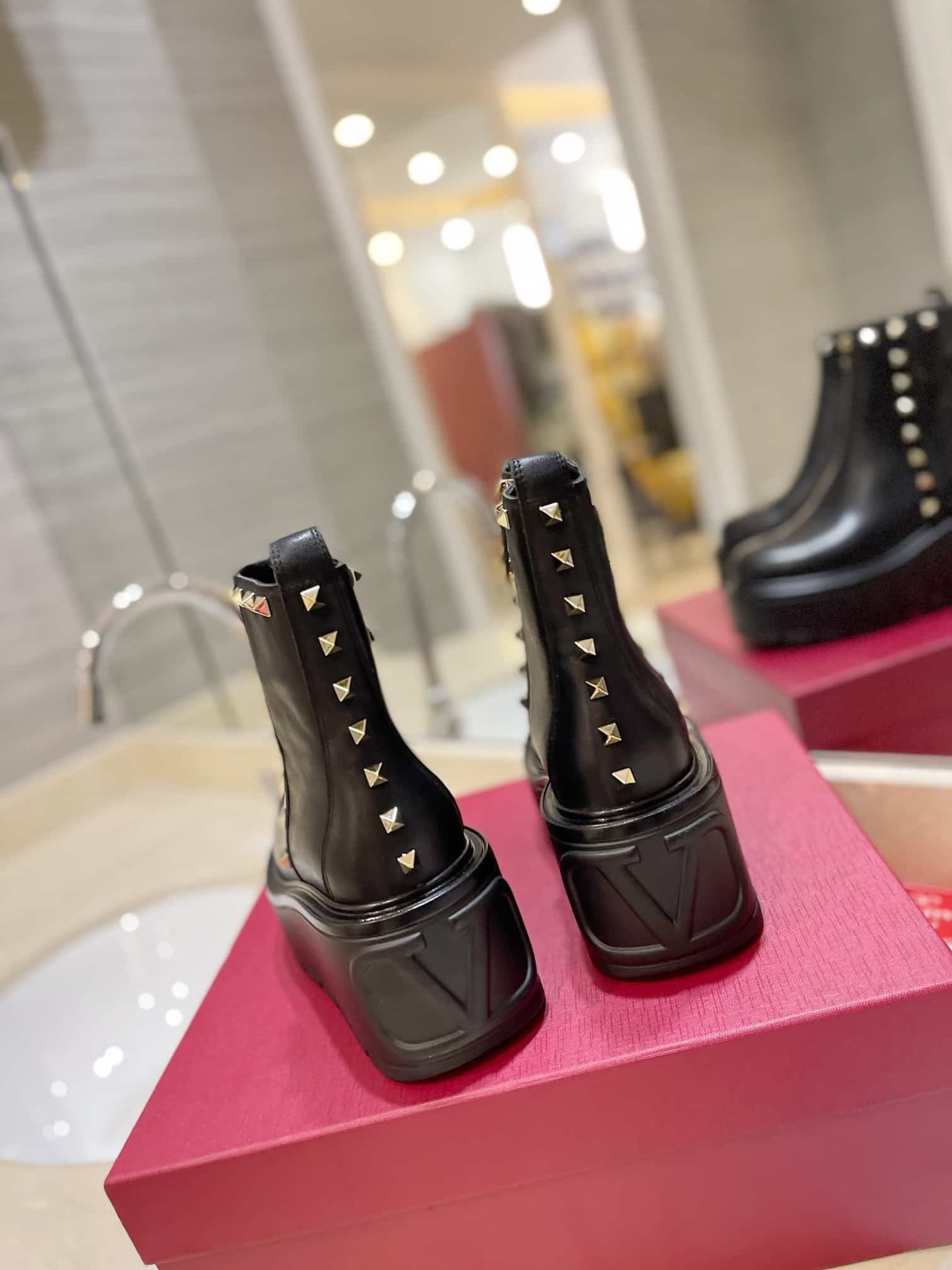 Va1e*ntin0 Garavani Uniqueform Calfskin Ankle Boot Black 1W2S0Cs0Mmd 0No
