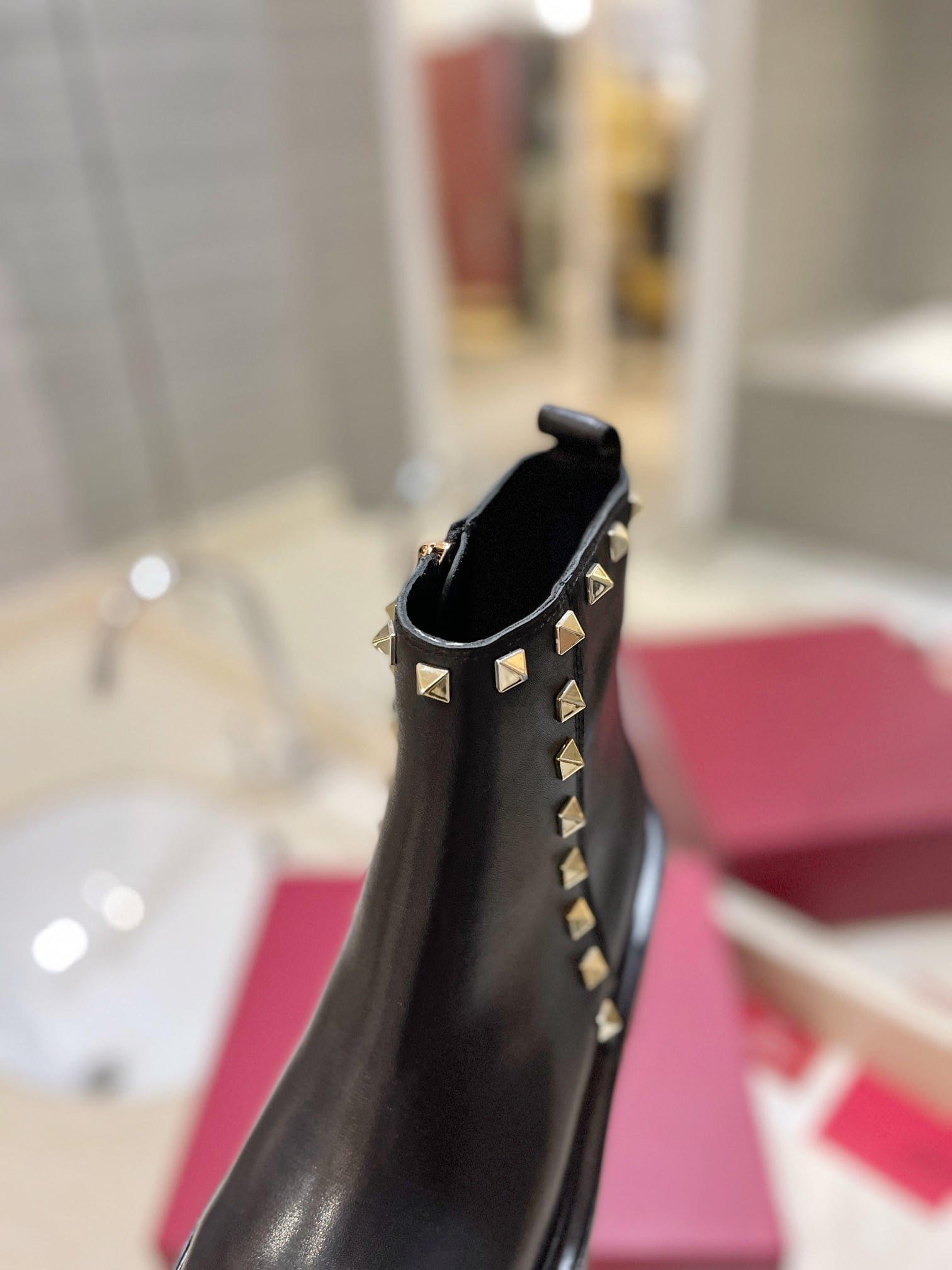Va1e*ntin0 Garavani Uniqueform Calfskin Ankle Boot Black 1W2S0Cs0Mmd 0No