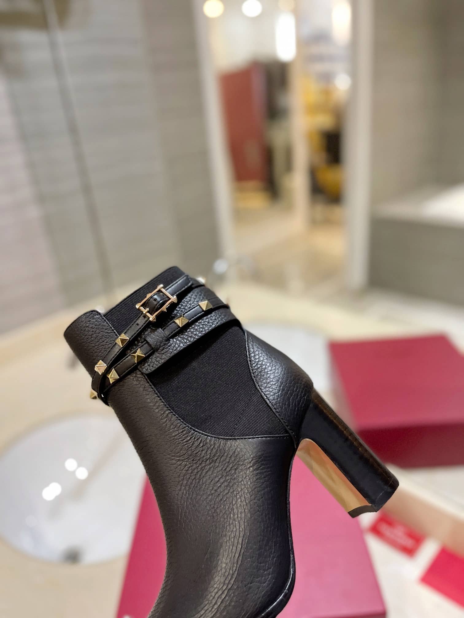 Va1e*ntin0 Garavani Rockstud Grainy Calfskin Ankle Boot Black 3W2S0P62Vce 0No