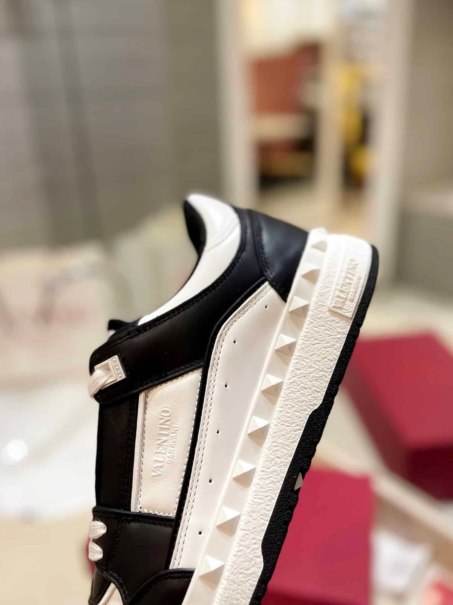 Va1e*ntin0 Garavani Freedots Low Top Sneaker In Calfskin Black 4Y2S0H43Rdg 0Ni