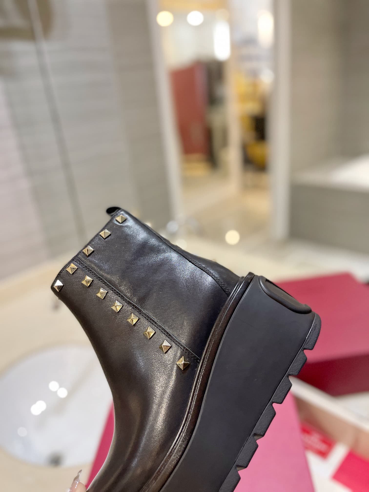 Va1e*ntin0 Garavani Uniqueform Calfskin Ankle Boot Black 1W2S0Cs0Mmd 0No