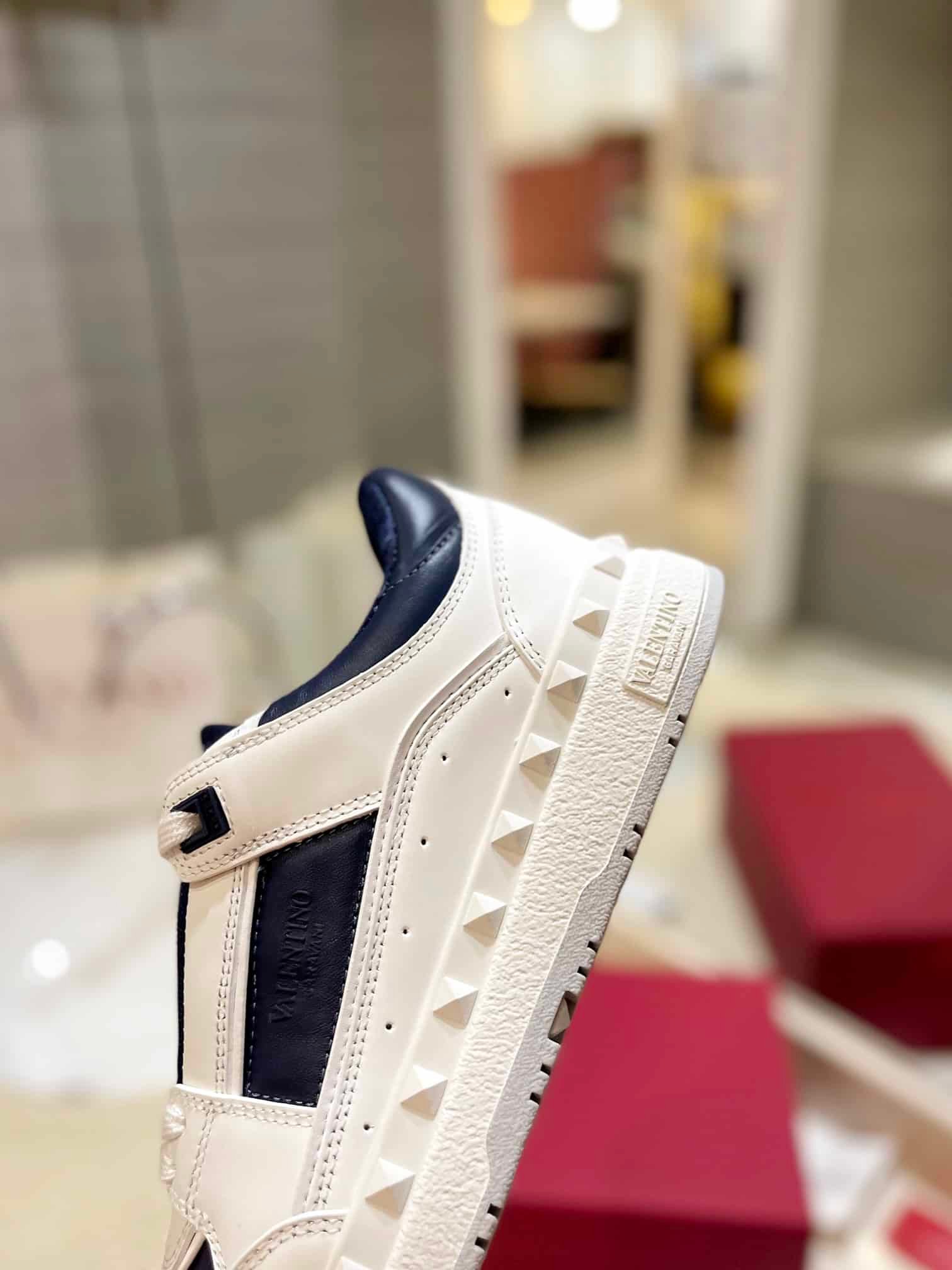 Va1e*ntin0 Garavani Freedots Low Top Sneaker In Calfskin Blue 4Y2S0H43Rdg Fc6