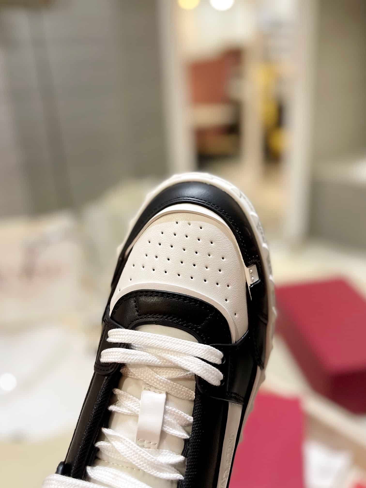 Va1e*ntin0 Garavani Freedots Low Top Sneaker In Calfskin Black 4Y2S0H43Rdg 0Ni