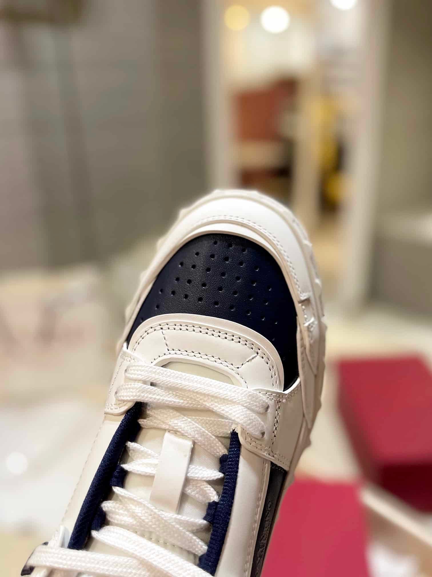 Va1e*ntin0 Garavani Freedots Low Top Sneaker In Calfskin Blue 4Y2S0H43Rdg Fc6