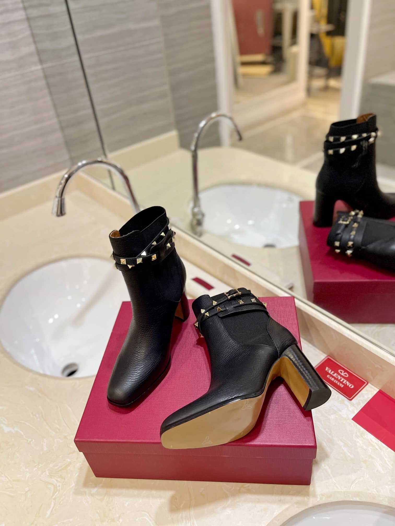 Va1e*ntin0 Garavani Rockstud Grainy Calfskin Ankle Boot Black 3W2S0P62Vce 0No
