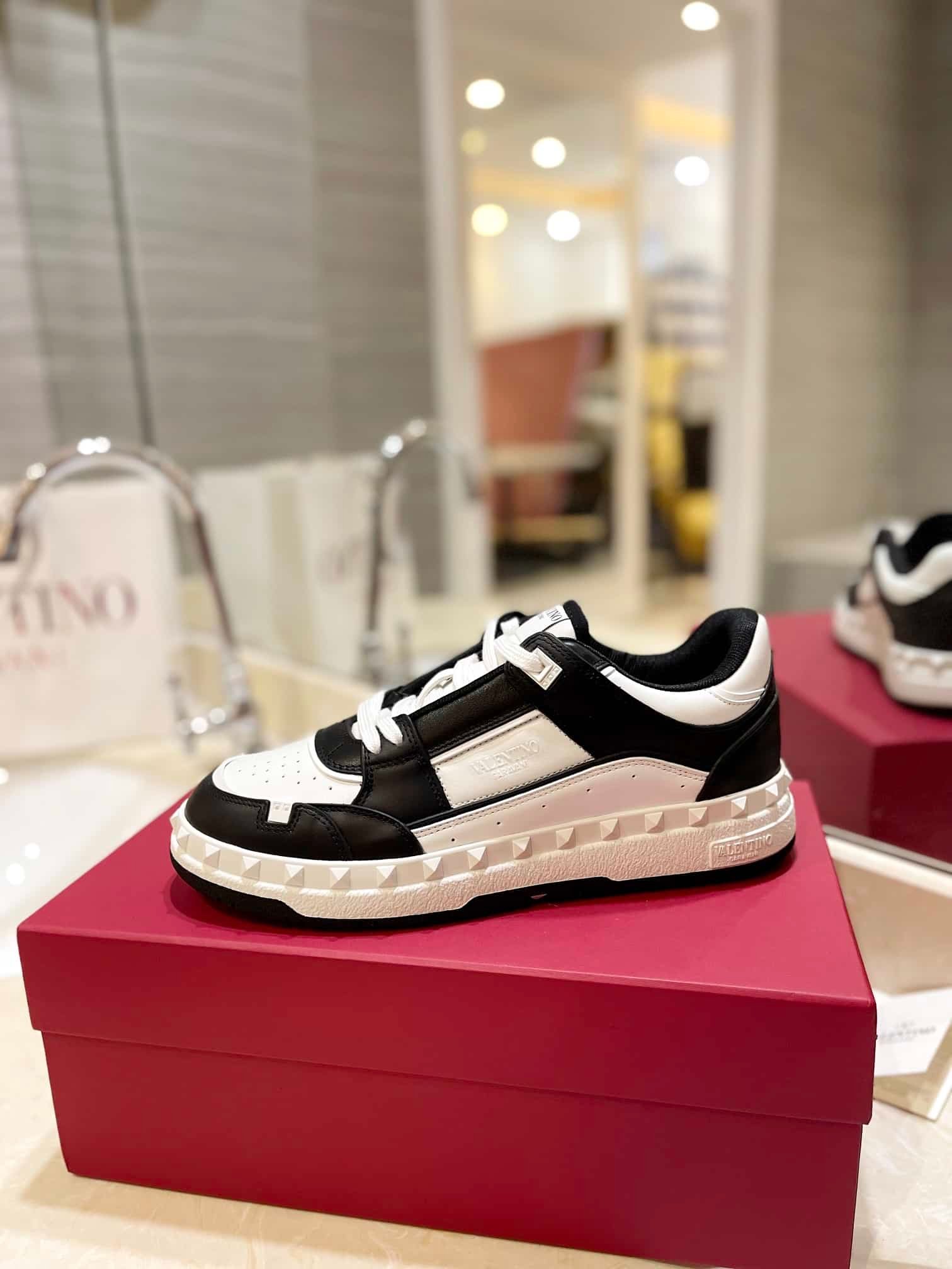 Va1e*ntin0 Garavani Freedots Low Top Sneaker In Calfskin Black 4Y2S0H43Rdg 0Ni