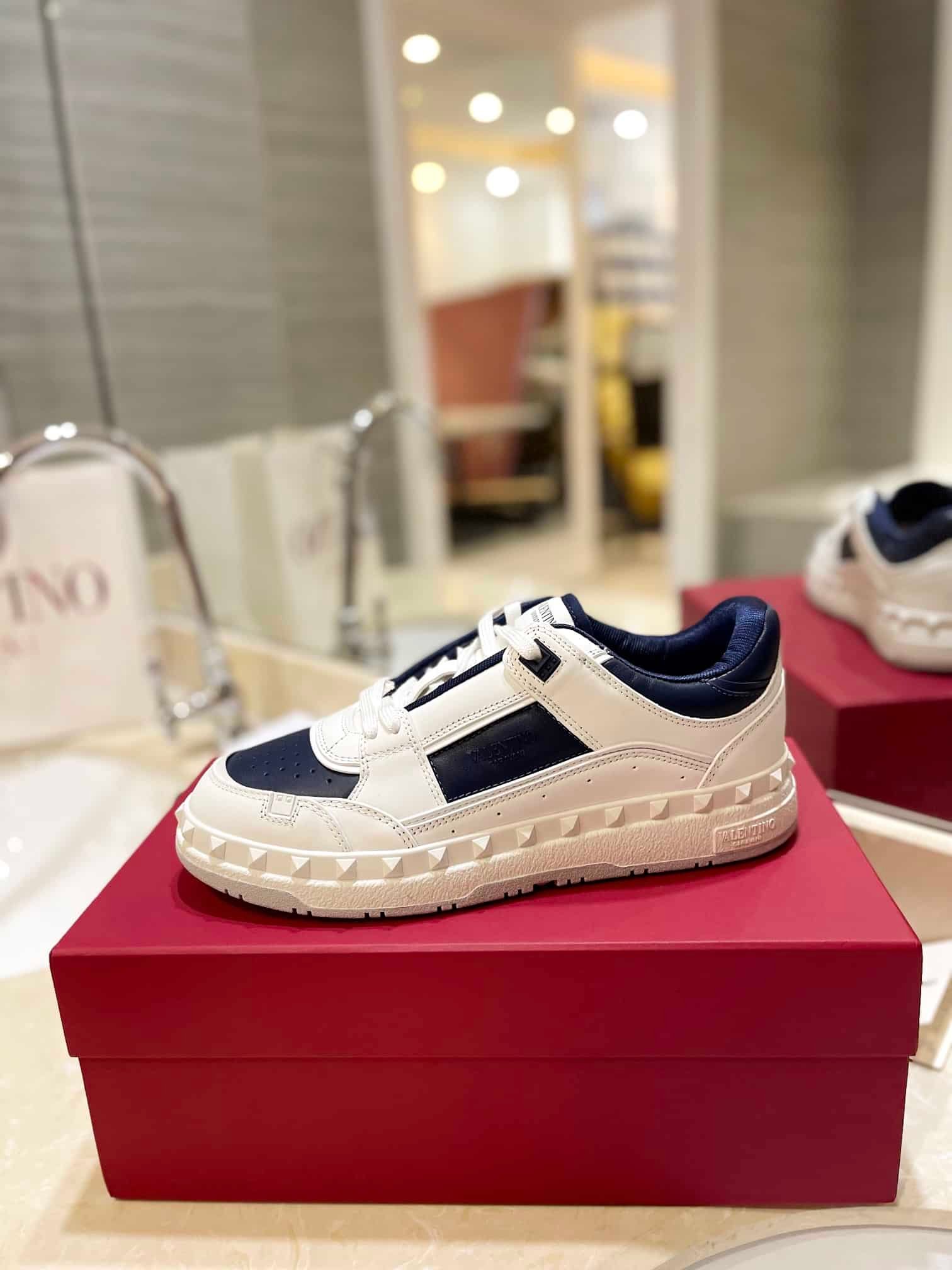 Va1e*ntin0 Garavani Freedots Low Top Sneaker In Calfskin Blue 4Y2S0H43Rdg Fc6