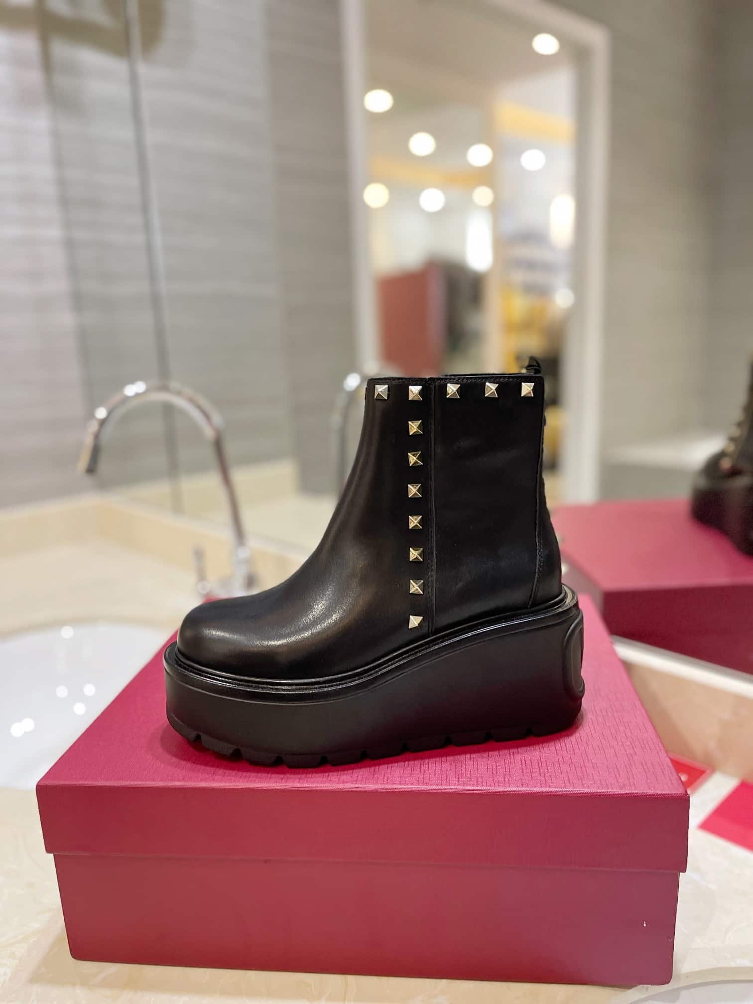 Va1e*ntin0 Garavani Uniqueform Calfskin Ankle Boot Black 1W2S0Cs0Mmd 0No