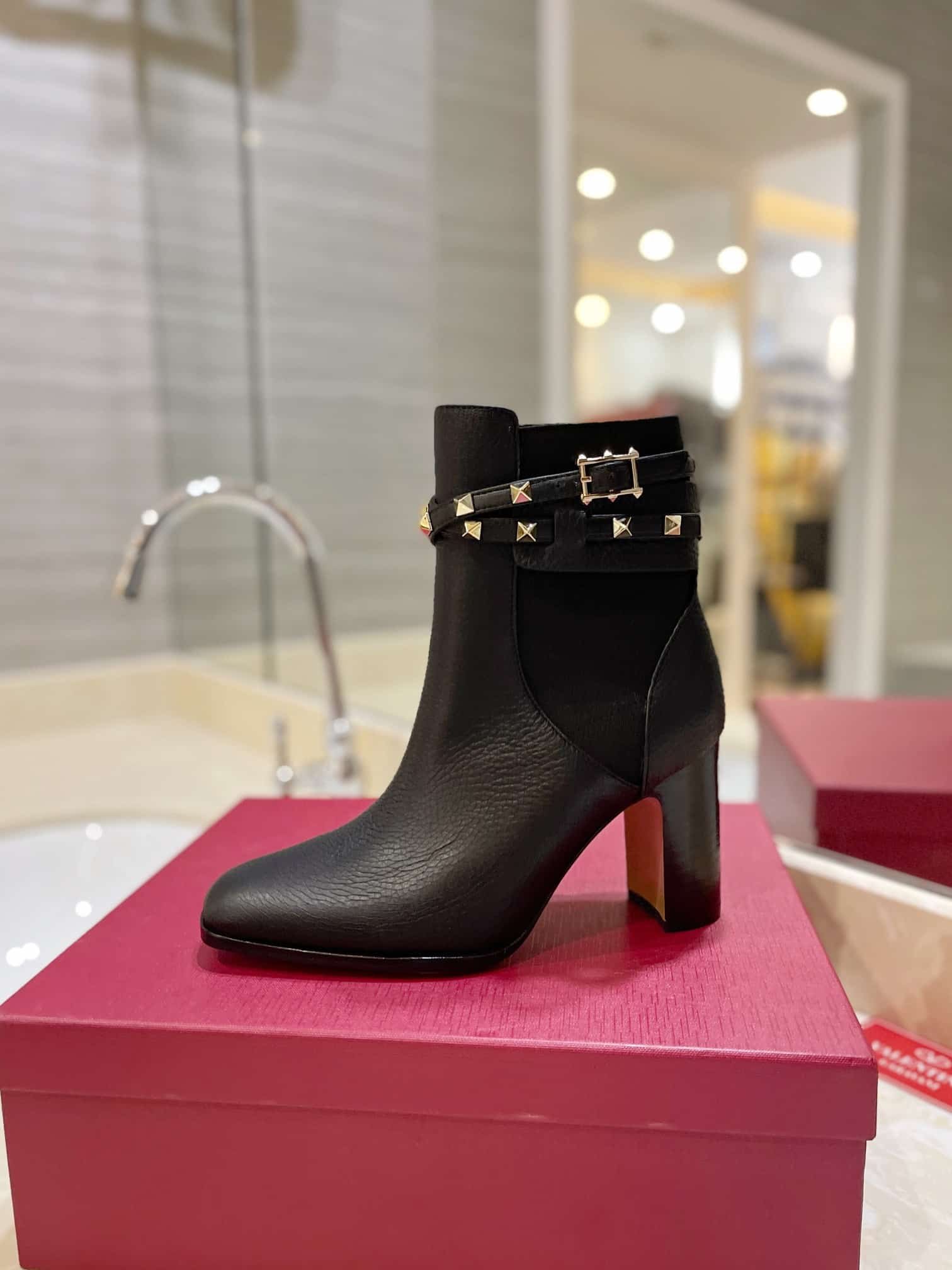 Va1e*ntin0 Garavani Rockstud Grainy Calfskin Ankle Boot Black 3W2S0P62Vce 0No