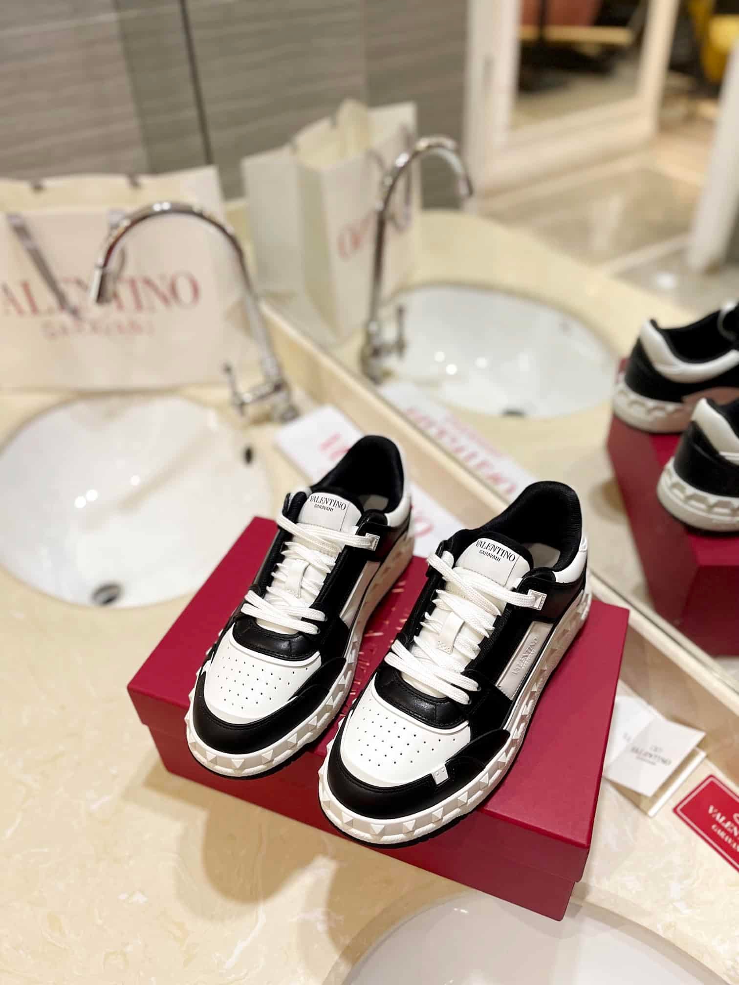 Va1e*ntin0 Garavani Freedots Low Top Sneaker In Calfskin Black 4Y2S0H43Rdg 0Ni