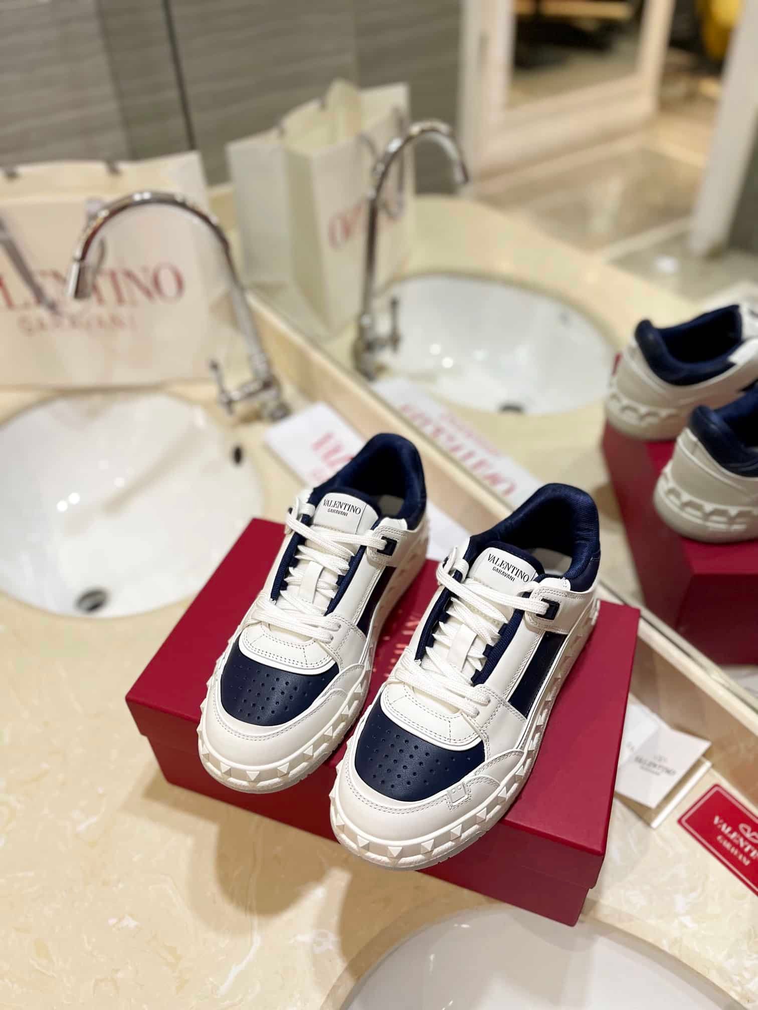 Va1e*ntin0 Garavani Freedots Low Top Sneaker In Calfskin Blue 4Y2S0H43Rdg Fc6