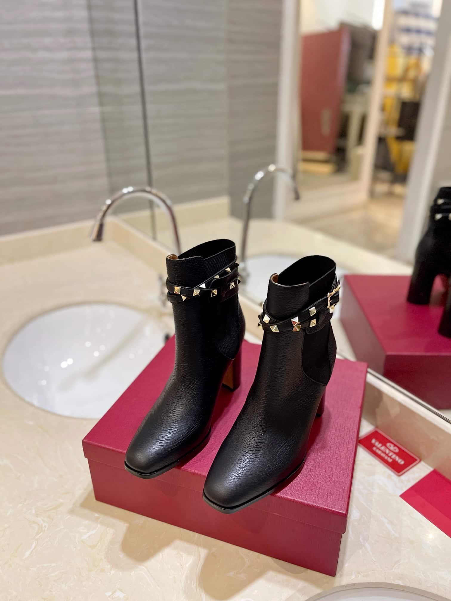 Va1e*ntin0 Garavani Rockstud Grainy Calfskin Ankle Boot Black 3W2S0P62Vce 0No