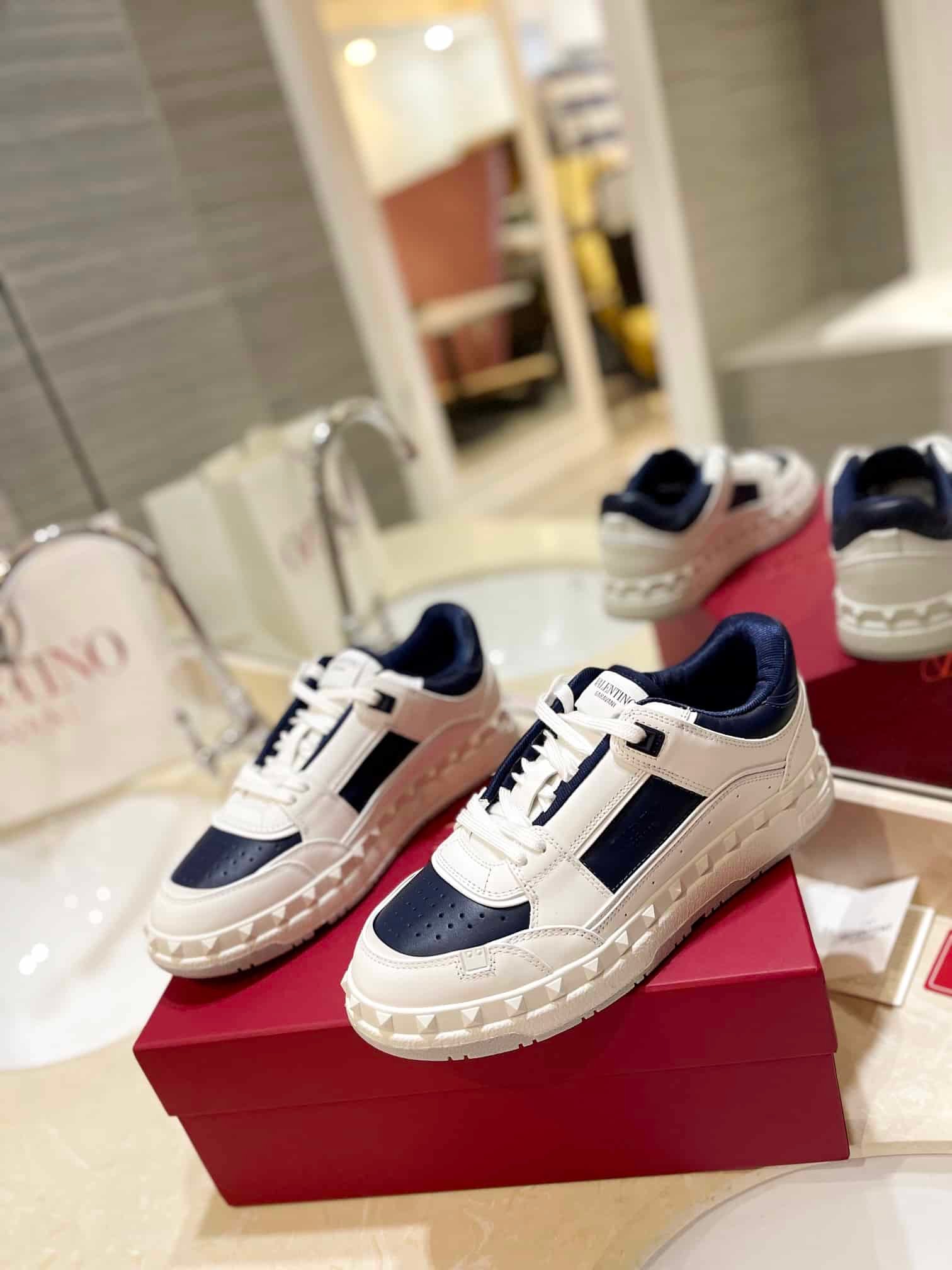Va1e*ntin0 Garavani Freedots Low Top Sneaker In Calfskin Blue 4Y2S0H43Rdg Fc6
