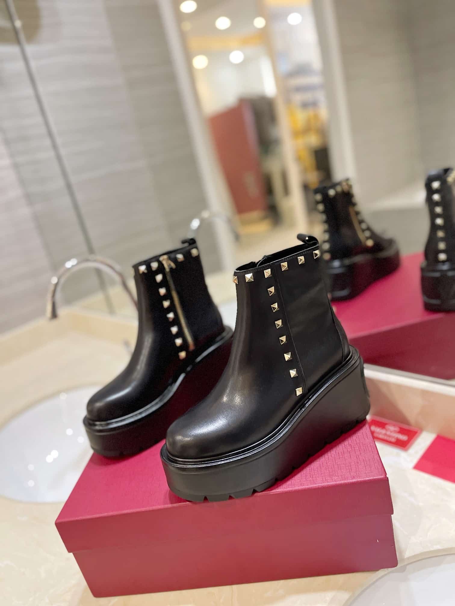 Va1e*ntin0 Garavani Uniqueform Calfskin Ankle Boot Black 1W2S0Cs0Mmd 0No