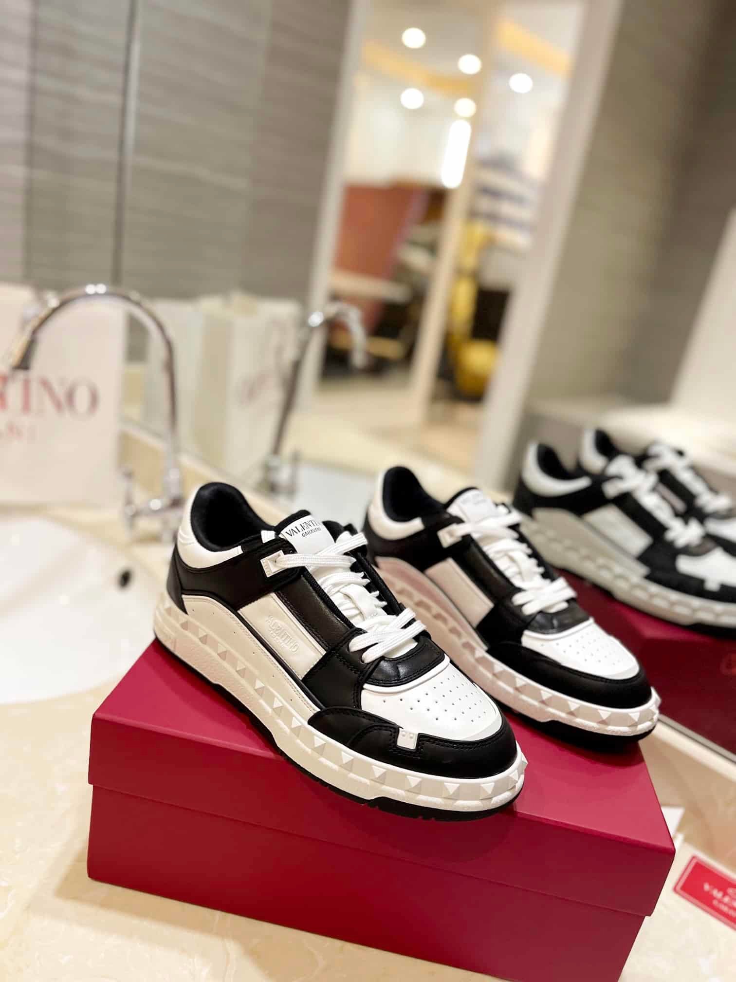 Va1e*ntin0 Garavani Freedots Low Top Sneaker In Calfskin Black 4Y2S0H43Rdg 0Ni