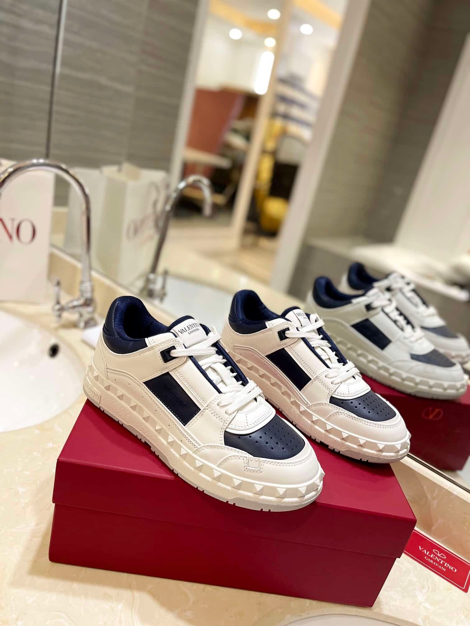 Va1e*ntin0 Garavani Freedots Low Top Sneaker In Calfskin Blue 4Y2S0H43Rdg Fc6