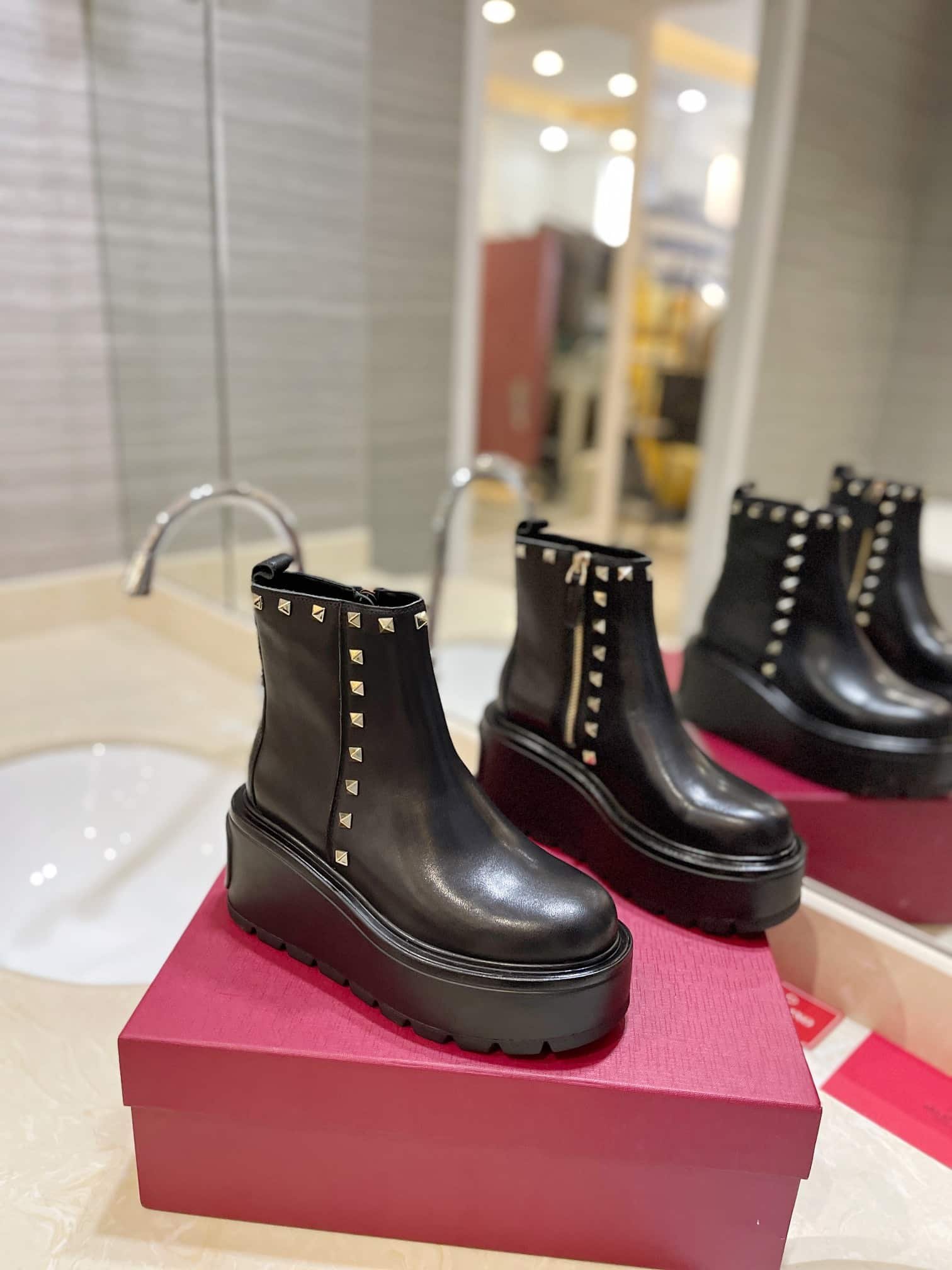 Va1e*ntin0 Garavani Uniqueform Calfskin Ankle Boot Black 1W2S0Cs0Mmd 0No