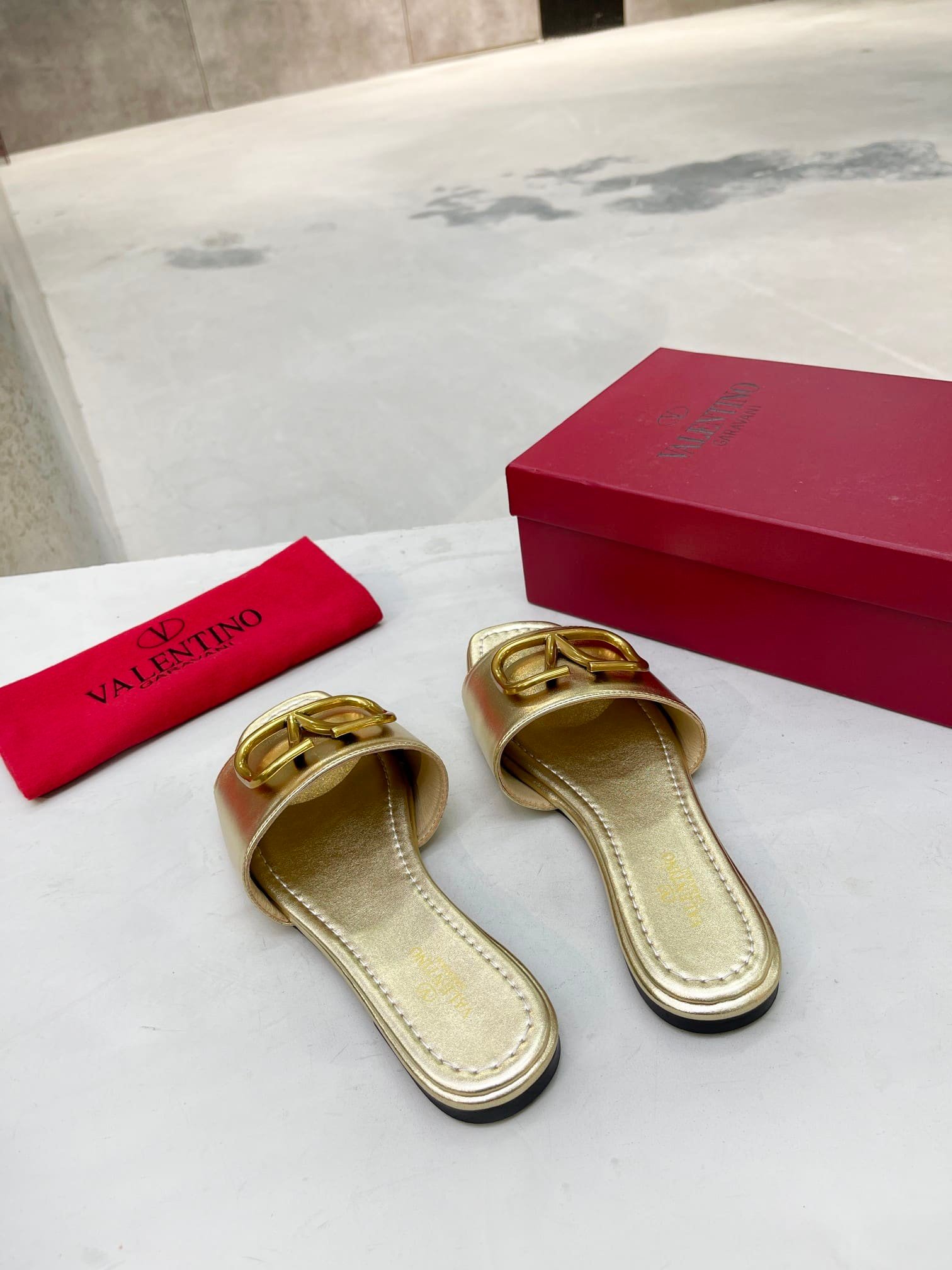 Va1e*ntin0 Garavani Vlogo Signature Slide Sandal Gold