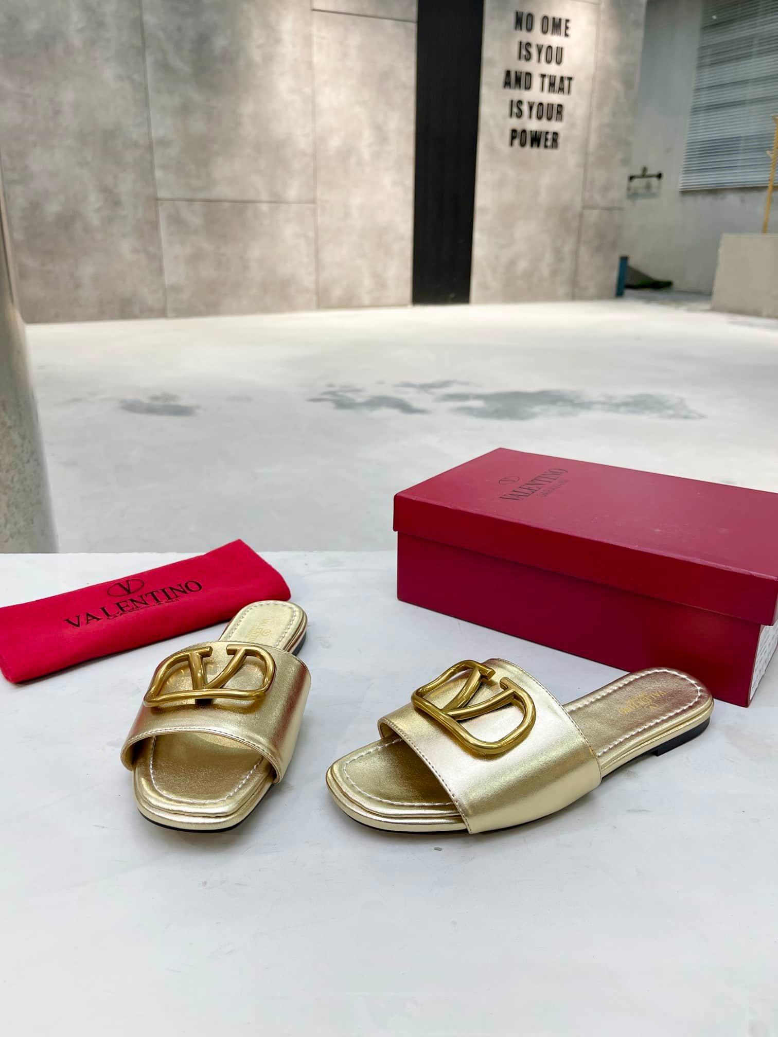 Va1e*ntin0 Garavani Vlogo Signature Slide Sandal Gold