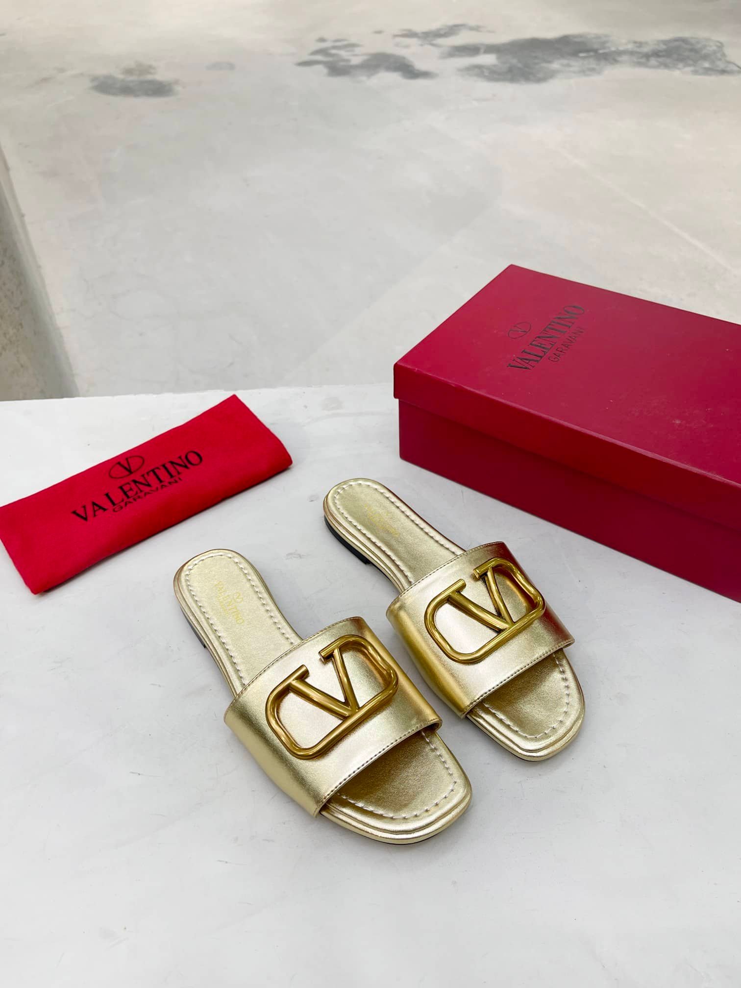 Va1e*ntin0 Garavani Vlogo Signature Slide Sandal Gold