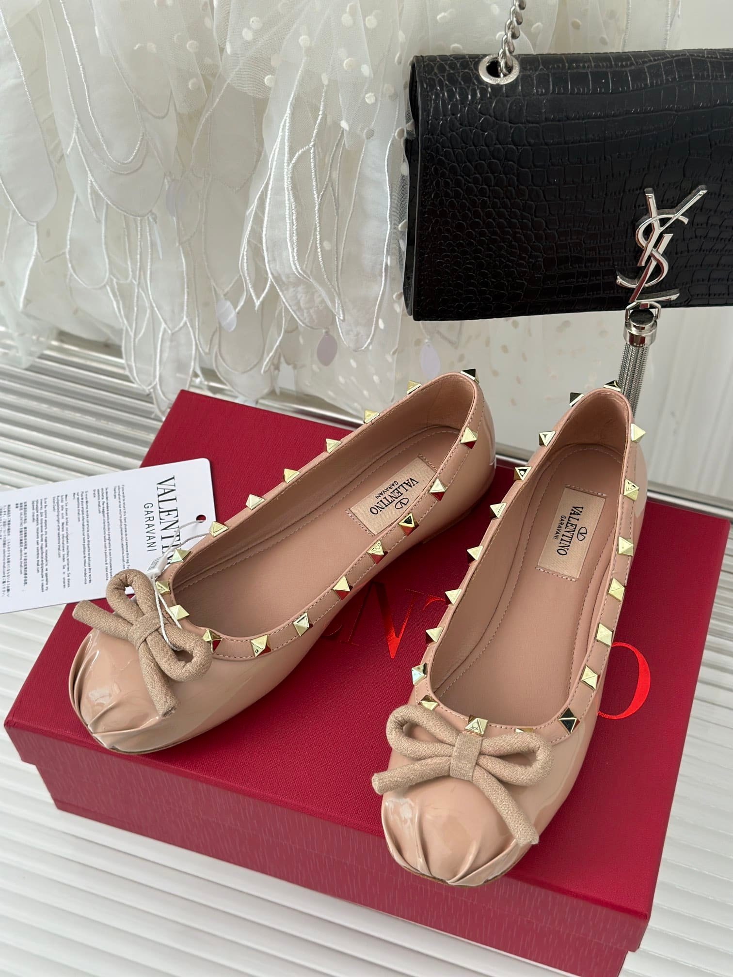 Va1e*ntin0 Garavani Rockstud Patent Leather Ballerina Rose Cannelle 3W2S0Hq5Vnw Gf9