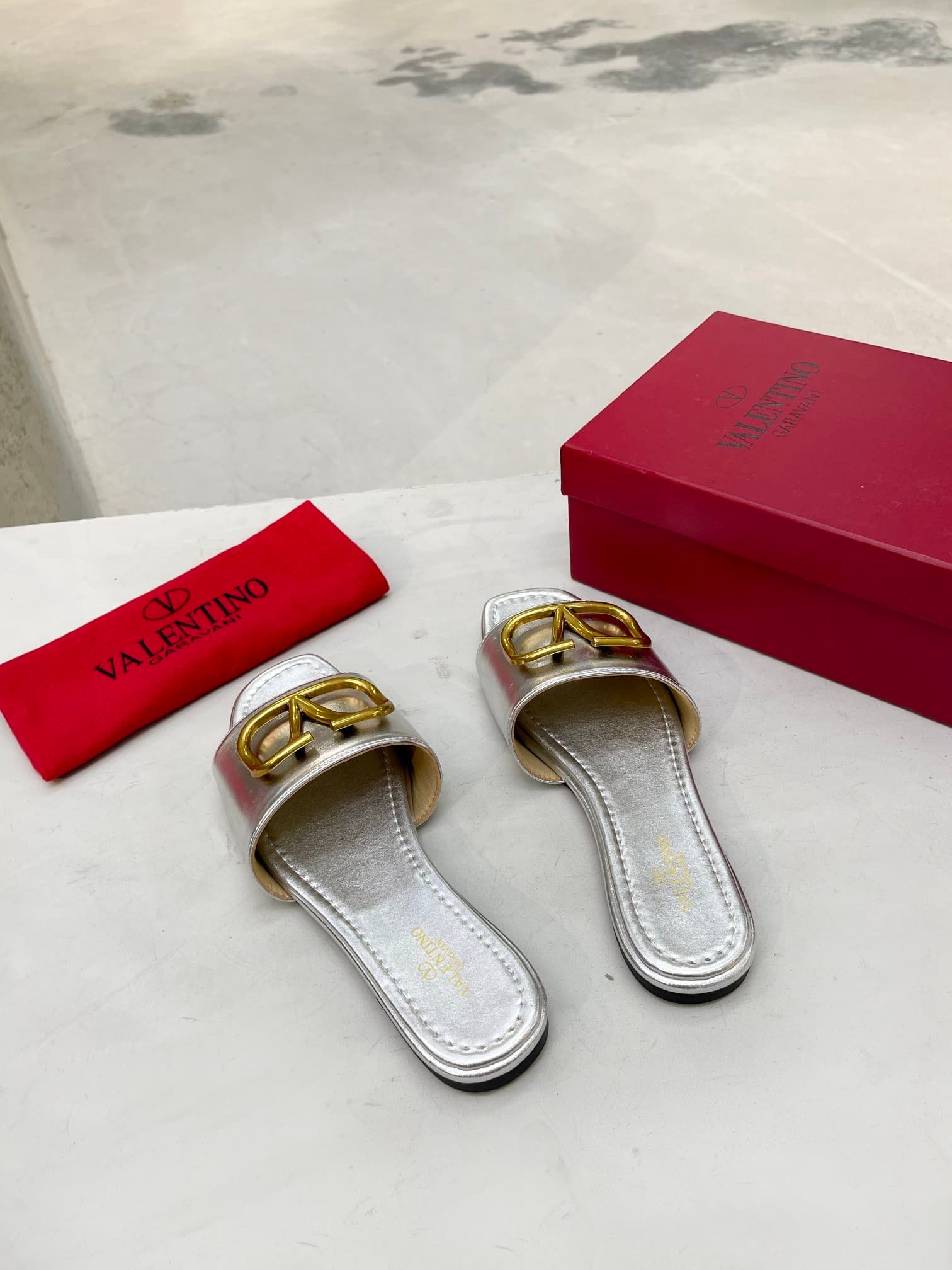 Va1e*ntin0 Garavani Vlogo Signature Slide Sandal Silver